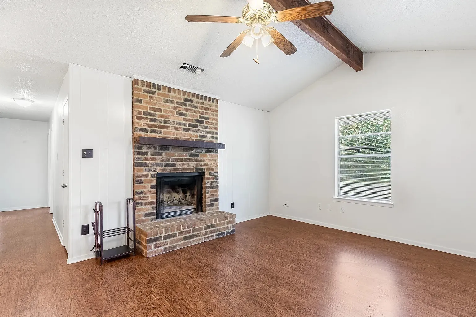Duplex For Rent in Tarrant County , 6603 Central Avenue, North Richland Hills, Texas 76182, 2 Bedroom, 2 Bathroom, Garage spaces, 1,077 Sqft, built in 1984, mls#21363294, Real Estate Agent in North Richland Hills, Homes For Rent in Tarrant county, Homes For Rent in North Richland Hills, Realtor in North Richland Hills Texas, Real Estate Brokerage Independent Realty Texas, Luminita Cordes Realtor