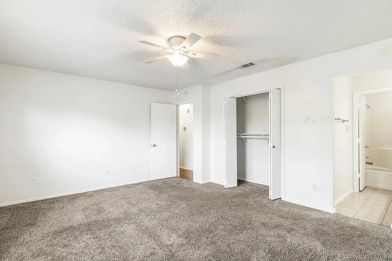 Duplex For Rent in Tarrant County , 6603 Central Avenue, North Richland Hills, Texas 76182, 2 Bedroom, 2 Bathroom, Garage spaces, 1,077 Sqft, built in 1984, mls#21363294, Real Estate Agent in North Richland Hills, Homes For Rent in Tarrant county, Homes For Rent in North Richland Hills, Realtor in North Richland Hills Texas, Real Estate Brokerage Independent Realty Texas, Luminita Cordes Realtor