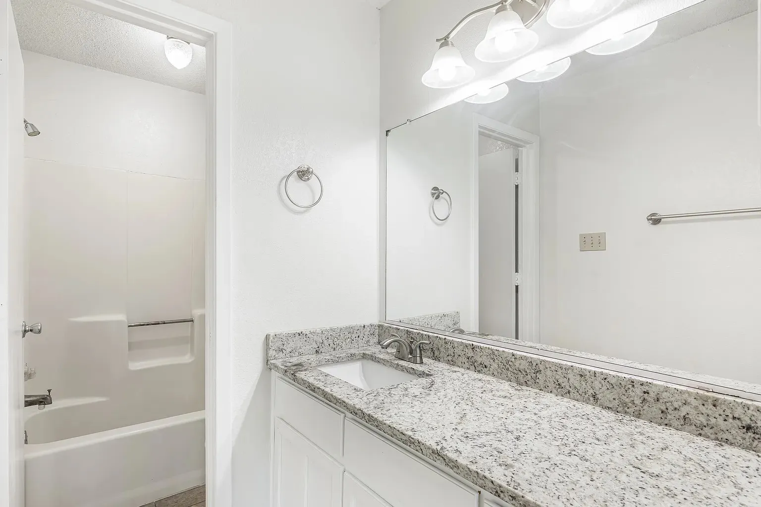 Duplex For Rent in Tarrant County , 6603 Central Avenue, North Richland Hills, Texas 76182, 2 Bedroom, 2 Bathroom, Garage spaces, 1,077 Sqft, built in 1984, mls#21363294, Real Estate Agent in North Richland Hills, Homes For Rent in Tarrant county, Homes For Rent in North Richland Hills, Realtor in North Richland Hills Texas, Real Estate Brokerage Independent Realty Texas, Luminita Cordes Realtor