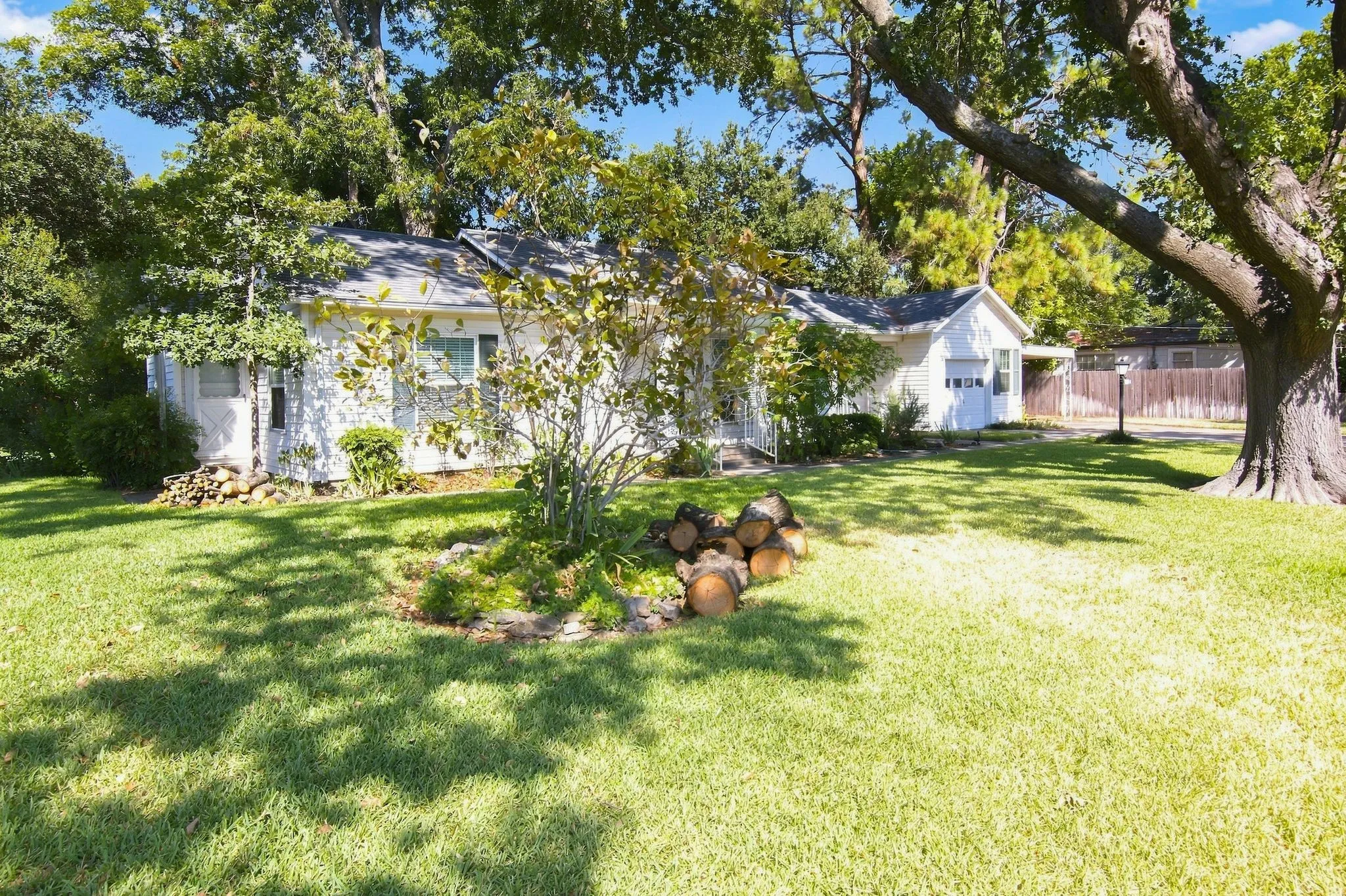 Single Family Residence For Rent in Tarrant County , 603 Merritt Street, River Oaks, Texas 76114, 2 Bedroom, 1 Bathroom, 1 Garage spaces, 1,167 Sqft, built in 1943, mls#21363312, Real Estate Agent in River Oaks, Homes For Rent in Tarrant county, Homes For Rent in River Oaks, Realtor in River Oaks Texas, Real Estate Brokerage Independent Realty Texas, Luminita Cordes Realtor