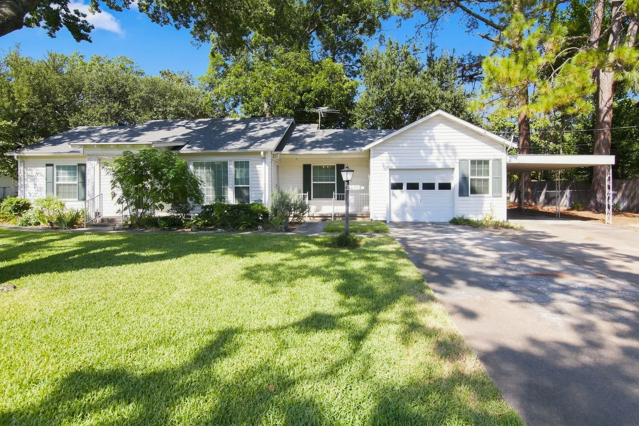 Single Family Residence For Rent in Tarrant County , 603 Merritt Street, River Oaks, Texas 76114, 2 Bedroom, 1 Bathroom, 1 Garage spaces, 1,167 Sqft, built in 1943, mls#21363312, Real Estate Agent in River Oaks, Homes For Rent in Tarrant county, Homes For Rent in River Oaks, Realtor in River Oaks Texas, Real Estate Brokerage Independent Realty Texas, Luminita Cordes Realtor
