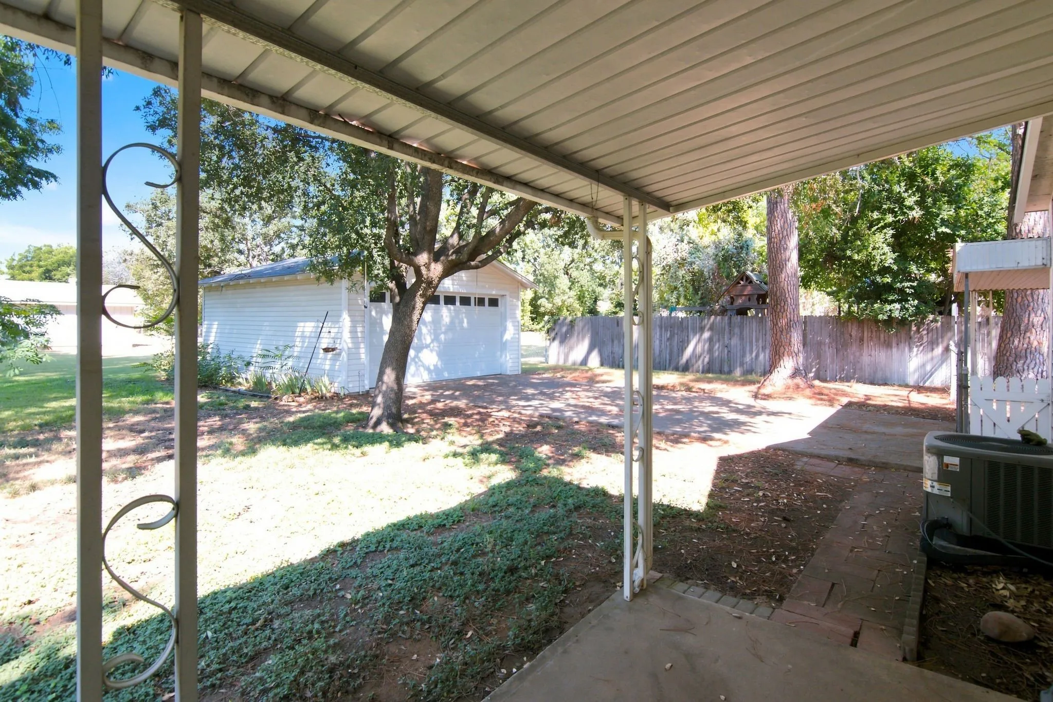 Single Family Residence For Rent in Tarrant County , 603 Merritt Street, River Oaks, Texas 76114, 2 Bedroom, 1 Bathroom, 1 Garage spaces, 1,167 Sqft, built in 1943, mls#21363312, Real Estate Agent in River Oaks, Homes For Rent in Tarrant county, Homes For Rent in River Oaks, Realtor in River Oaks Texas, Real Estate Brokerage Independent Realty Texas, Luminita Cordes Realtor