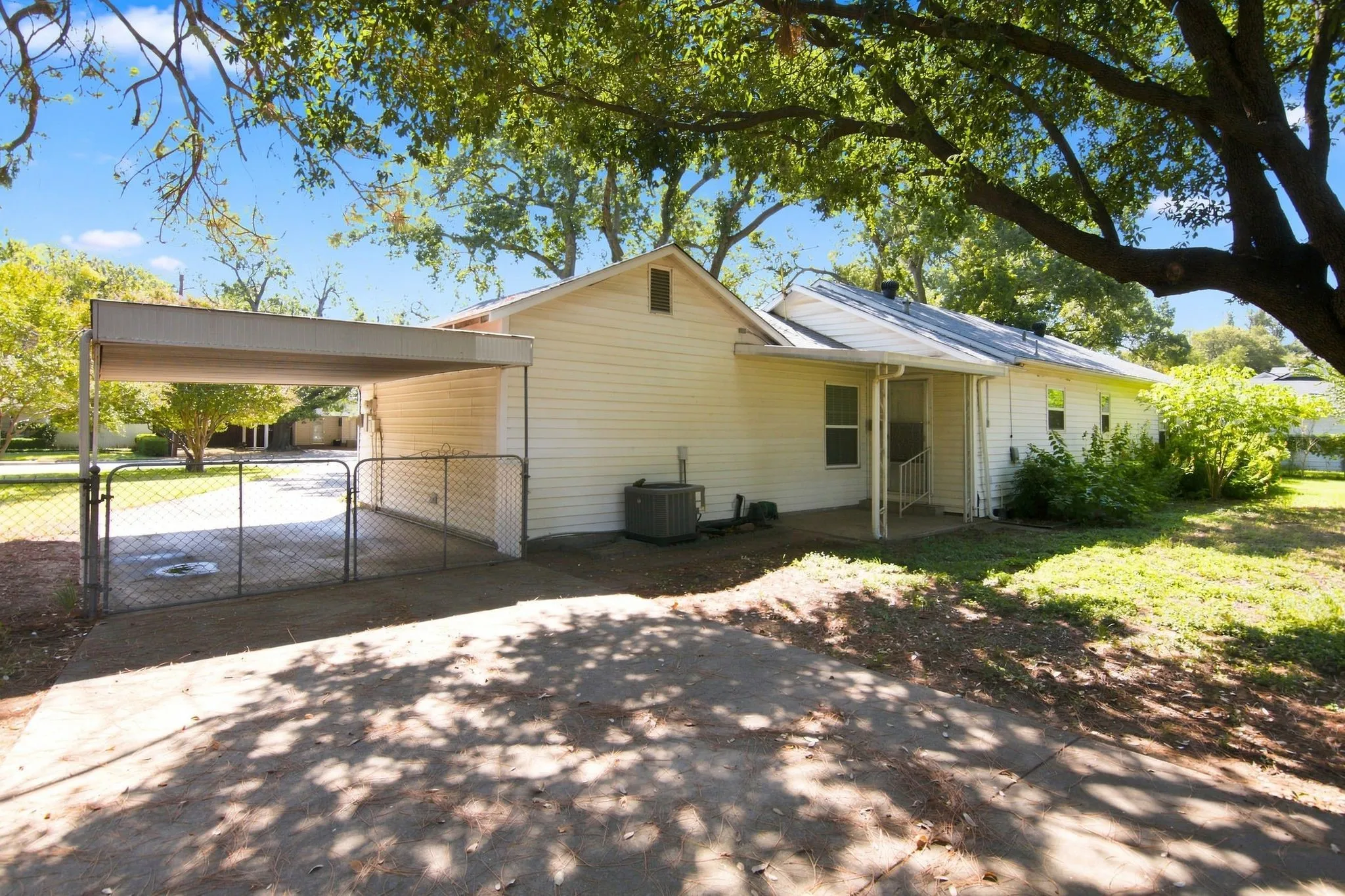 Single Family Residence For Rent in Tarrant County , 603 Merritt Street, River Oaks, Texas 76114, 2 Bedroom, 1 Bathroom, 1 Garage spaces, 1,167 Sqft, built in 1943, mls#21363312, Real Estate Agent in River Oaks, Homes For Rent in Tarrant county, Homes For Rent in River Oaks, Realtor in River Oaks Texas, Real Estate Brokerage Independent Realty Texas, Luminita Cordes Realtor