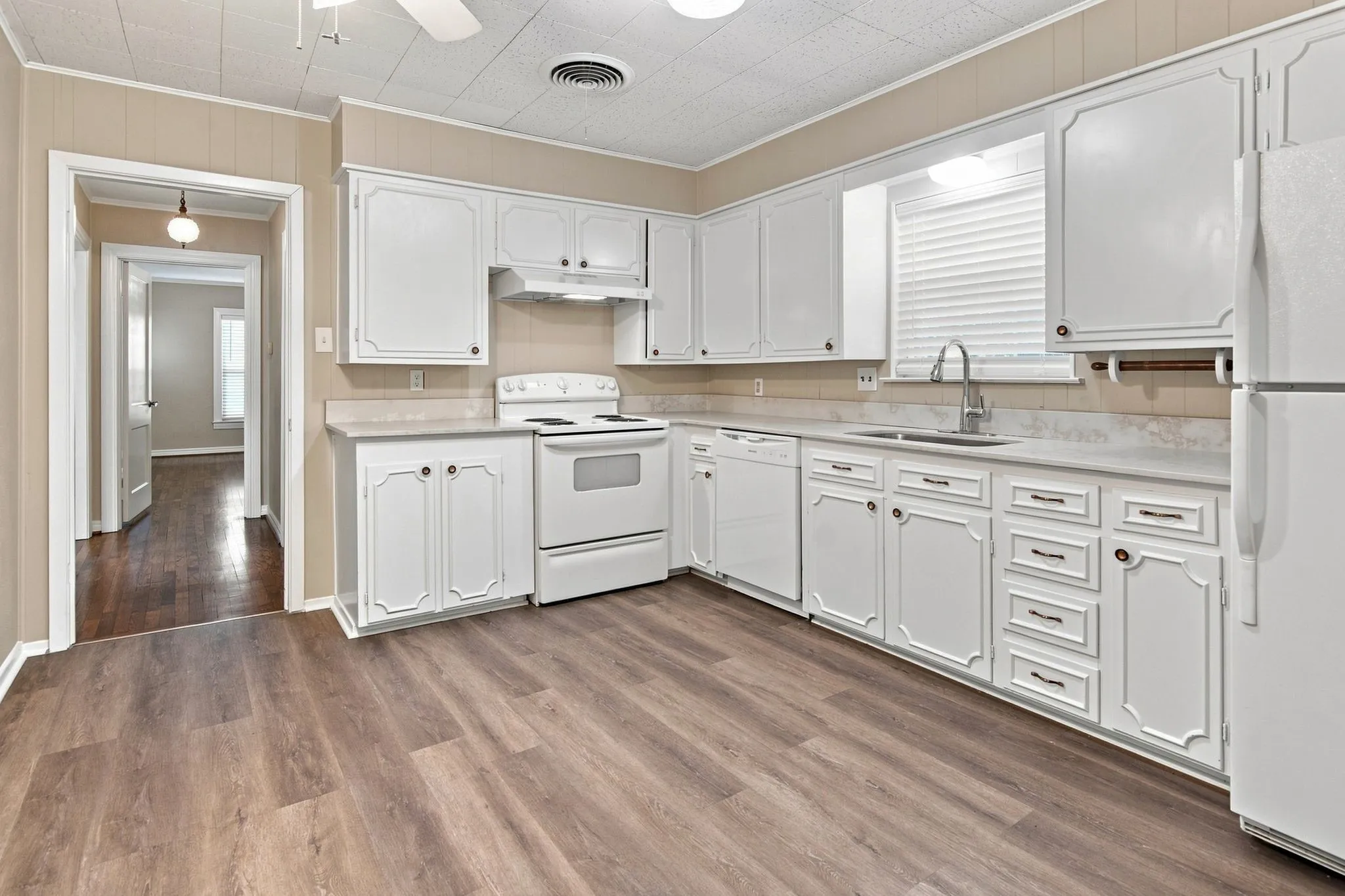 Single Family Residence For Rent in Tarrant County , 603 Merritt Street, River Oaks, Texas 76114, 2 Bedroom, 1 Bathroom, 1 Garage spaces, 1,167 Sqft, built in 1943, mls#21363312, Real Estate Agent in River Oaks, Homes For Rent in Tarrant county, Homes For Rent in River Oaks, Realtor in River Oaks Texas, Real Estate Brokerage Independent Realty Texas, Luminita Cordes Realtor