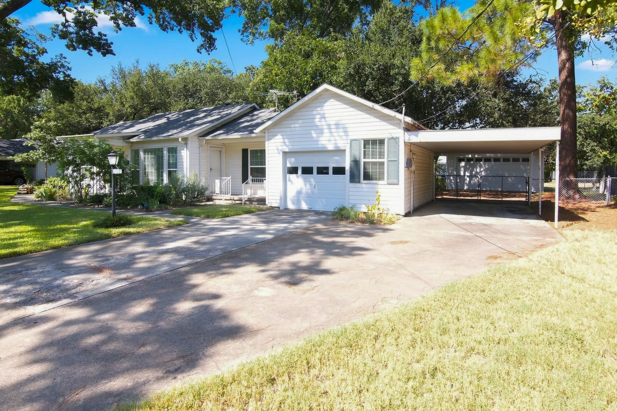 Single Family Residence For Rent in Tarrant County , 603 Merritt Street, River Oaks, Texas 76114, 2 Bedroom, 1 Bathroom, 1 Garage spaces, 1,167 Sqft, built in 1943, mls#21363312, Real Estate Agent in River Oaks, Homes For Rent in Tarrant county, Homes For Rent in River Oaks, Realtor in River Oaks Texas, Real Estate Brokerage Independent Realty Texas, Luminita Cordes Realtor