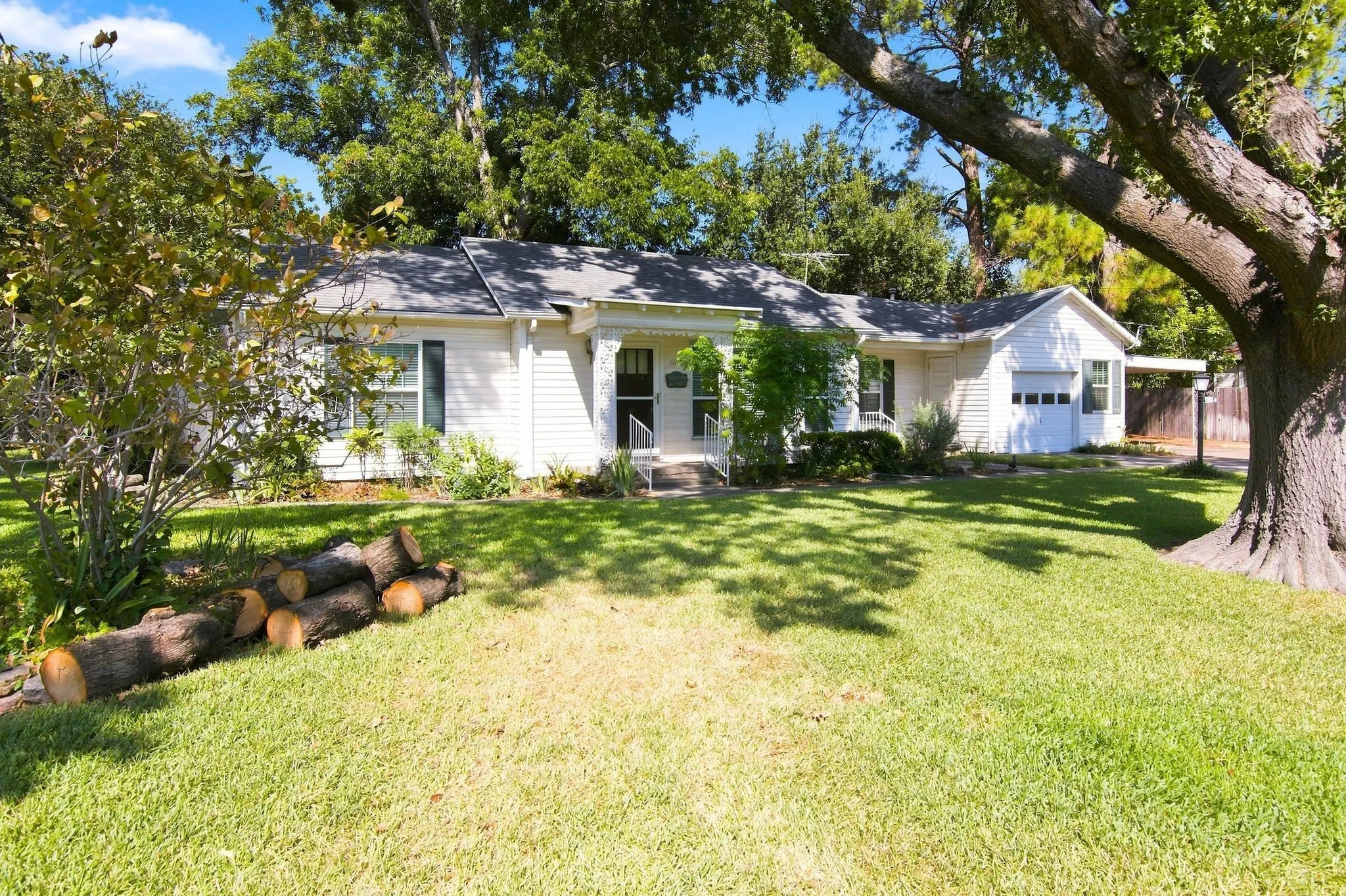 Single Family Residence For Rent in Tarrant County , 603 Merritt Street, River Oaks, Texas 76114, 2 Bedroom, 1 Bathroom, 1 Garage spaces, 1,167 Sqft, built in 1943, mls#21363312, Real Estate Agent in River Oaks, Homes For Rent in Tarrant county, Homes For Rent in River Oaks, Realtor in River Oaks Texas, Real Estate Brokerage Independent Realty Texas, Luminita Cordes Realtor
