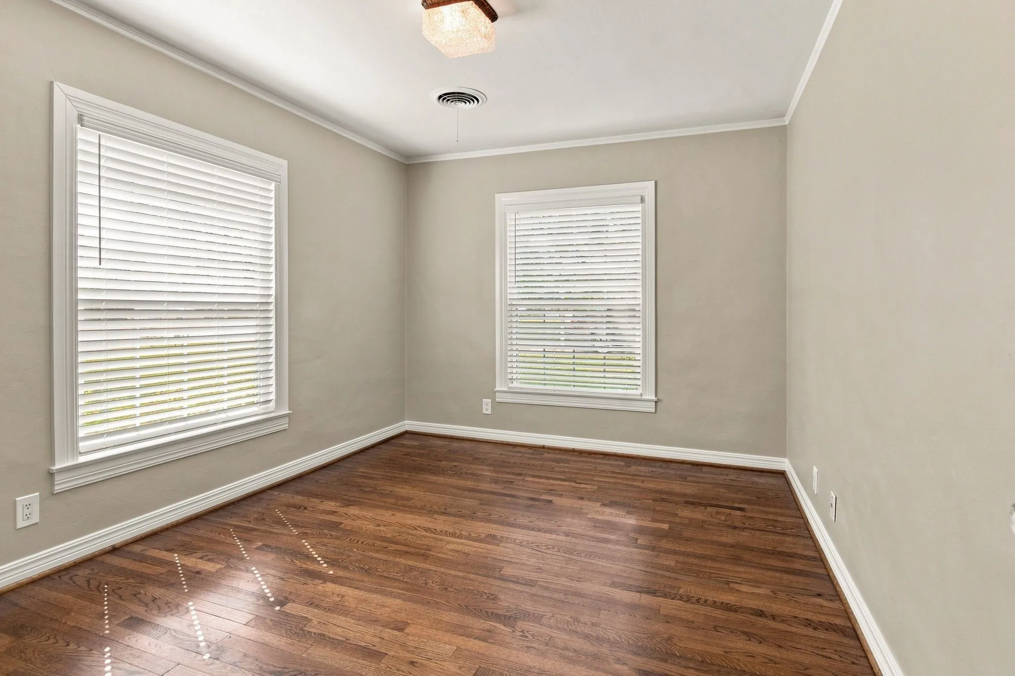 Single Family Residence For Rent in Tarrant County , 603 Merritt Street, River Oaks, Texas 76114, 2 Bedroom, 1 Bathroom, 1 Garage spaces, 1,167 Sqft, built in 1943, mls#21363312, Real Estate Agent in River Oaks, Homes For Rent in Tarrant county, Homes For Rent in River Oaks, Realtor in River Oaks Texas, Real Estate Brokerage Independent Realty Texas, Luminita Cordes Realtor