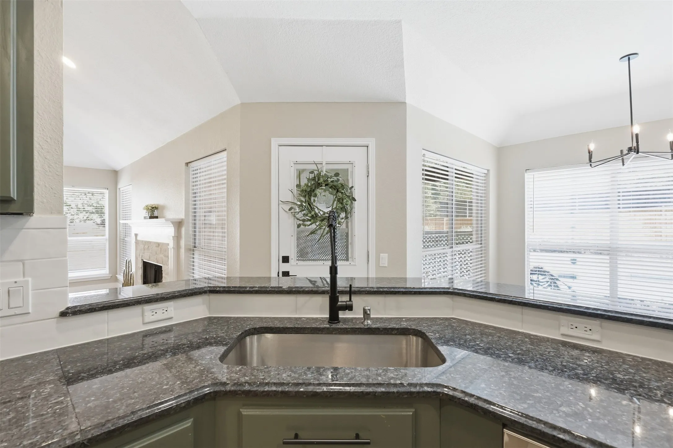 Single Family Residence For Sale in Rockwall County , 110 Julian Drive, Rockwall, Texas 75087, 4 Bedroom, 2 Bathroom, 2 Garage spaces, 2,296 Sqft, built in 1996, mls#21361806, Real Estate Agent in Rockwall, Homes For Sale in Rockwall county, Homes For Sale in Rockwall, Realtor in Rockwall Texas, Real Estate Brokerage Independent Realty Texas, Luminita Cordes Realtor