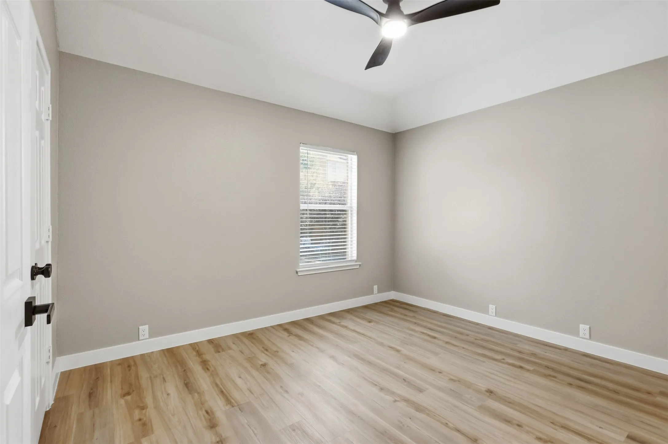 Single Family Residence For Sale in Rockwall County , 110 Julian Drive, Rockwall, Texas 75087, 4 Bedroom, 2 Bathroom, 2 Garage spaces, 2,296 Sqft, built in 1996, mls#21361806, Real Estate Agent in Rockwall, Homes For Sale in Rockwall county, Homes For Sale in Rockwall, Realtor in Rockwall Texas, Real Estate Brokerage Independent Realty Texas, Luminita Cordes Realtor