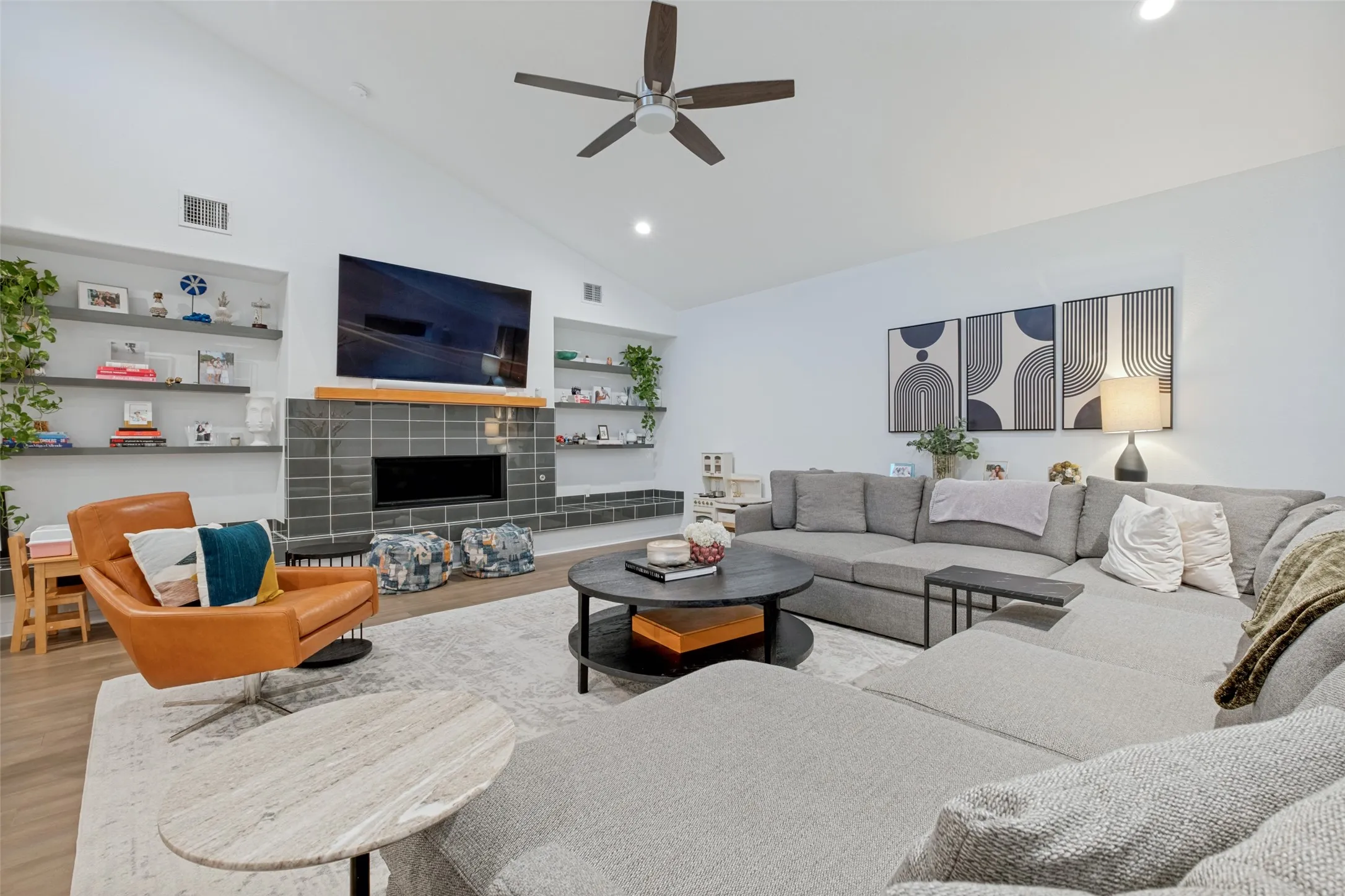 Single Family Residence For Sale in Dallas County , 8627 San Leandro Drive, Dallas, Texas 75218, 5 Bedroom, 5 Bathroom, 2 Garage spaces, 2,925 Sqft, built in 2019, mls#21340013, Real Estate Agent in Dallas, Homes For Sale in Dallas county, Homes For Sale in Dallas, Realtor in Dallas Texas, Real Estate Brokerage Independent Realty Texas, Luminita Cordes Realtor