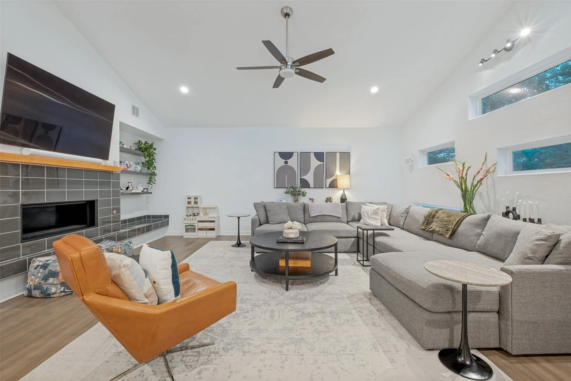 Single Family Residence For Sale in Dallas County , 8627 San Leandro Drive, Dallas, Texas 75218, 5 Bedroom, 5 Bathroom, 2 Garage spaces, 2,925 Sqft, built in 2019, mls#21340013, Real Estate Agent in Dallas, Homes For Sale in Dallas county, Homes For Sale in Dallas, Realtor in Dallas Texas, Real Estate Brokerage Independent Realty Texas, Luminita Cordes Realtor