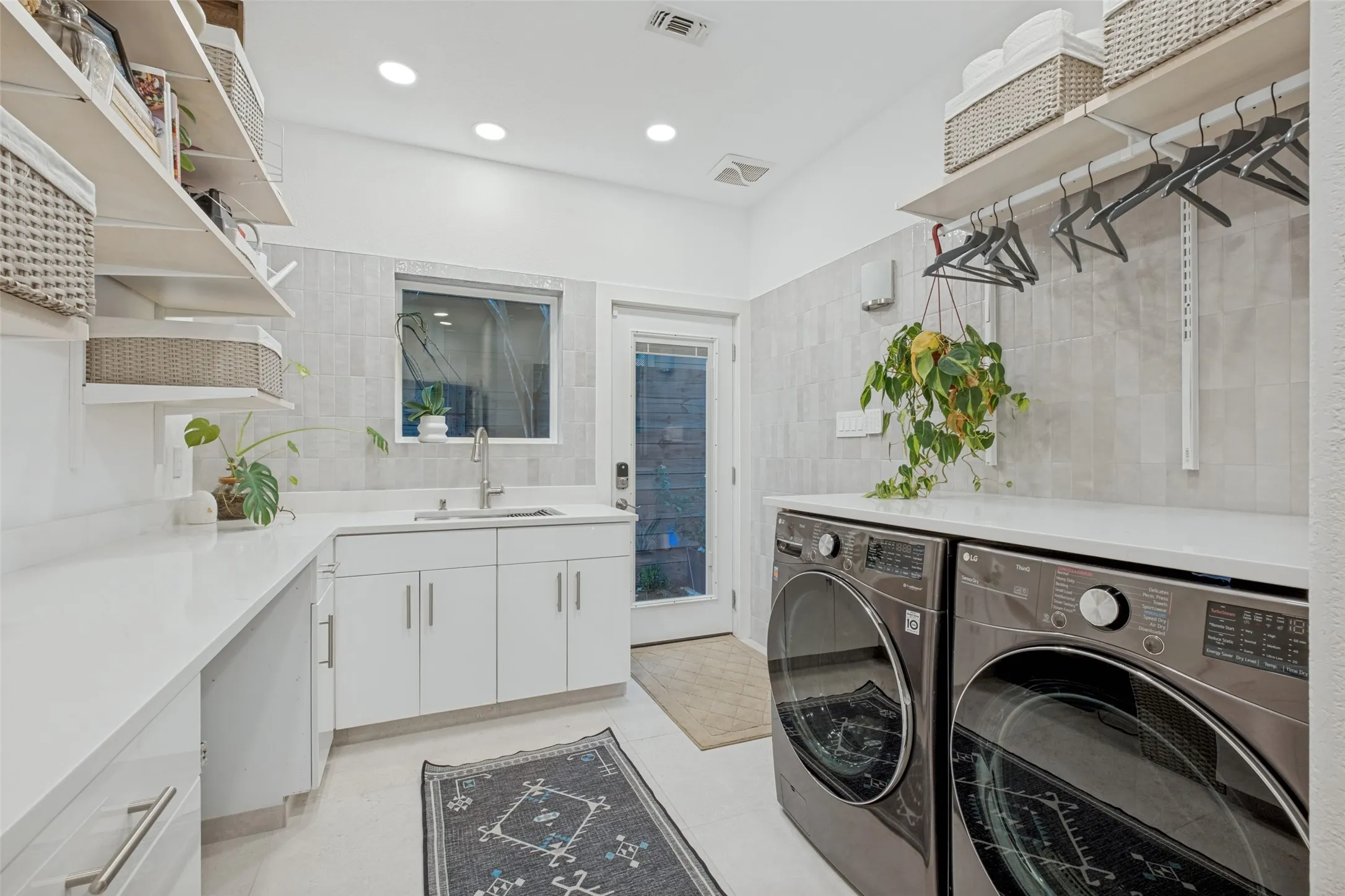 Single Family Residence For Sale in Dallas County , 8627 San Leandro Drive, Dallas, Texas 75218, 5 Bedroom, 5 Bathroom, 2 Garage spaces, 2,925 Sqft, built in 2019, mls#21340013, Real Estate Agent in Dallas, Homes For Sale in Dallas county, Homes For Sale in Dallas, Realtor in Dallas Texas, Real Estate Brokerage Independent Realty Texas, Luminita Cordes Realtor