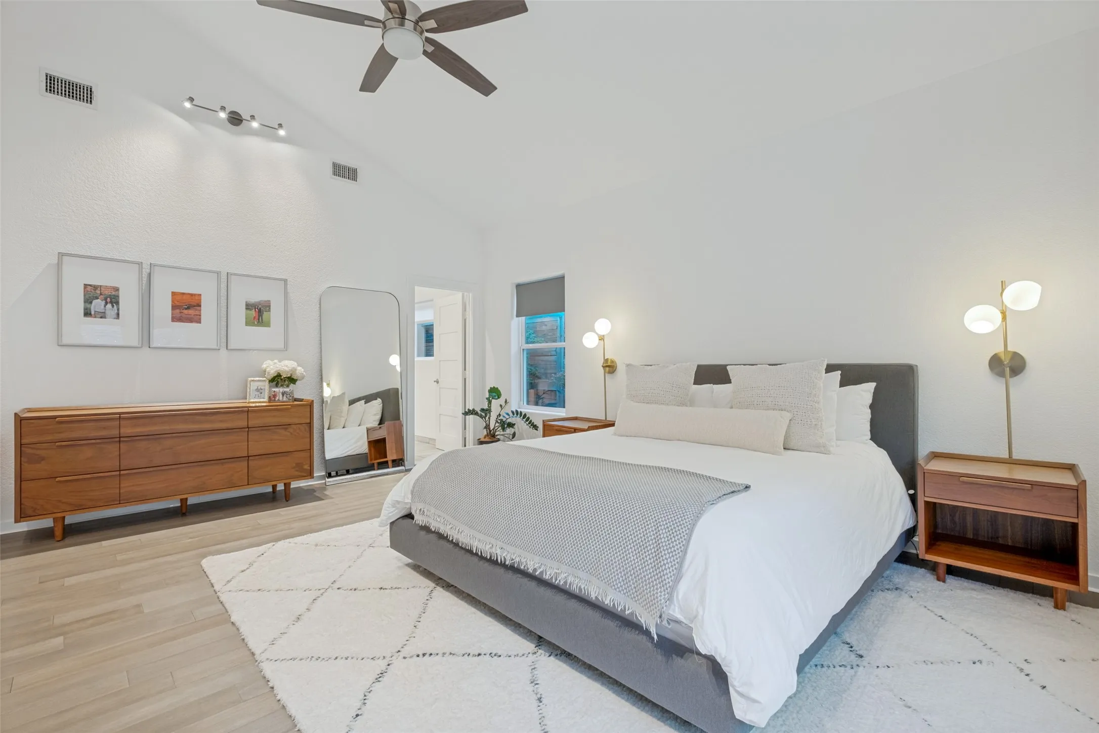 Single Family Residence For Sale in Dallas County , 8627 San Leandro Drive, Dallas, Texas 75218, 5 Bedroom, 5 Bathroom, 2 Garage spaces, 2,925 Sqft, built in 2019, mls#21340013, Real Estate Agent in Dallas, Homes For Sale in Dallas county, Homes For Sale in Dallas, Realtor in Dallas Texas, Real Estate Brokerage Independent Realty Texas, Luminita Cordes Realtor