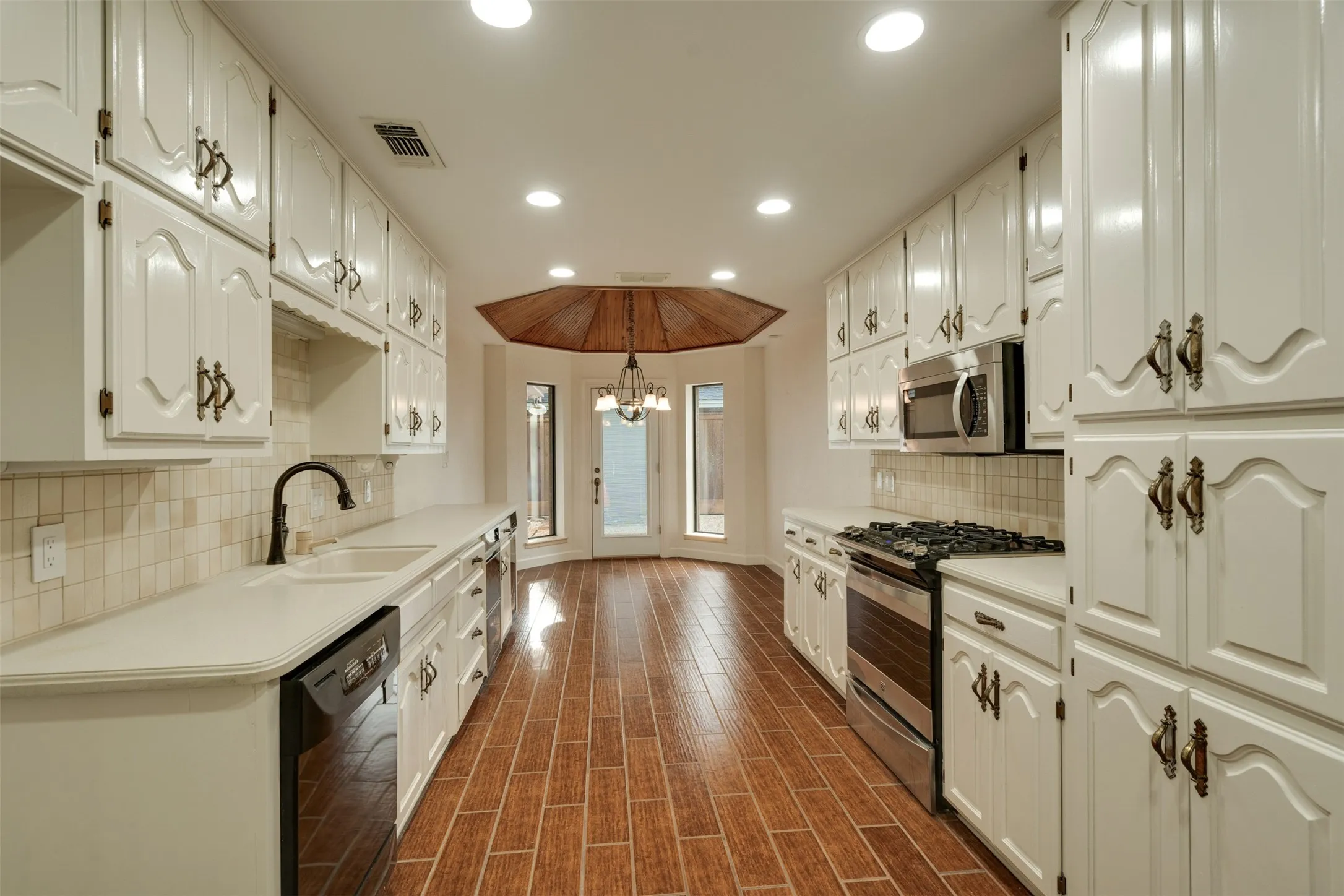 Single Family Residence For Sale in Wichita County , 2614 San Simeon Drive, Wichita Falls, Texas 76308, 4 Bedroom, 3 Bathroom, 2 Garage spaces, 4,004 Sqft, built in 1983, mls#21362629, Real Estate Agent in Wichita Falls, Homes For Sale in Wichita county, Homes For Sale in Wichita Falls, Realtor in Wichita Falls Texas, Real Estate Brokerage Independent Realty Texas, Luminita Cordes Realtor