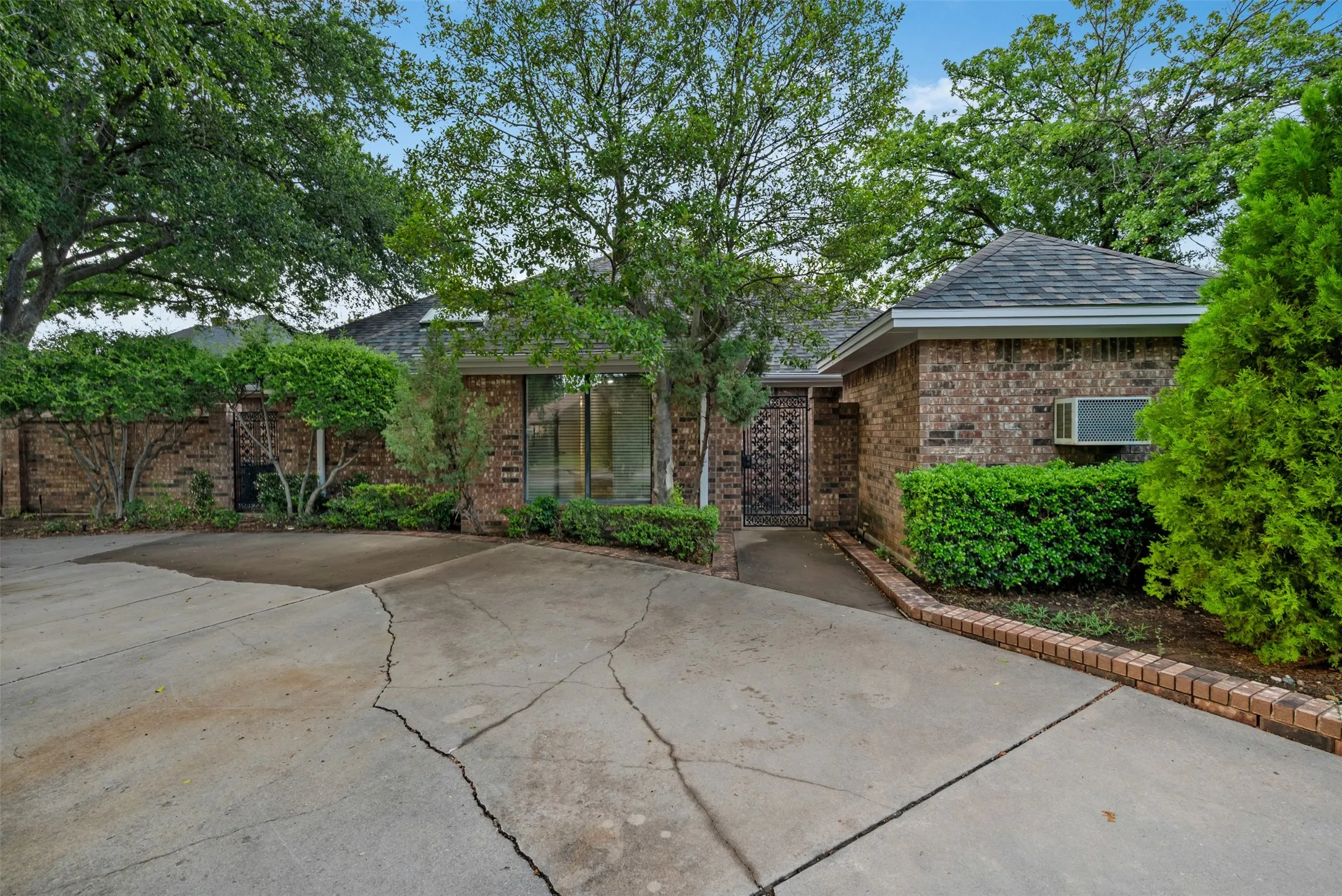Single Family Residence For Sale in Wichita County , 2614 San Simeon Drive, Wichita Falls, Texas 76308, 4 Bedroom, 3 Bathroom, 2 Garage spaces, 4,004 Sqft, built in 1983, mls#21362629, Real Estate Agent in Wichita Falls, Homes For Sale in Wichita county, Homes For Sale in Wichita Falls, Realtor in Wichita Falls Texas, Real Estate Brokerage Independent Realty Texas, Luminita Cordes Realtor