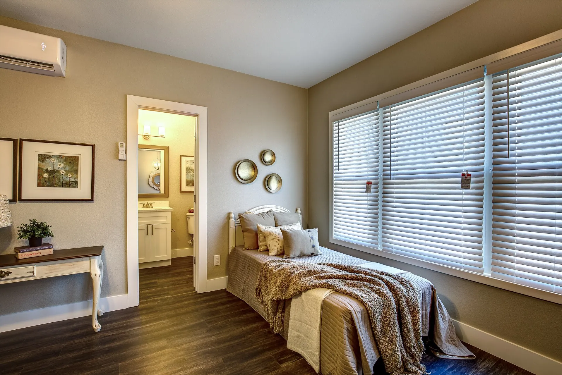 Apartment For Rent in Dallas County , 615 N Marsalis Avenue 3, Dallas, Texas 75203, 1 Bedroom, 1 Bathroom, Garage spaces, 420 Sqft, built in 1926, mls#21363321, Real Estate Agent in Dallas, Homes For Rent in Dallas county, Homes For Rent in Dallas, Realtor in Dallas Texas, Real Estate Brokerage Independent Realty Texas, Luminita Cordes Realtor