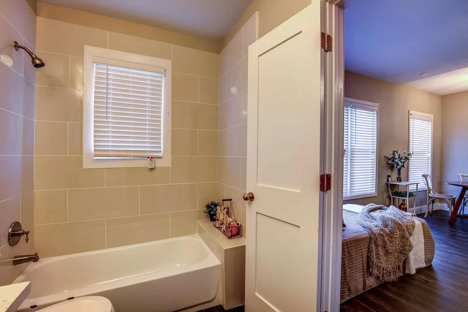 Apartment For Rent in Dallas County , 615 N Marsalis Avenue 3, Dallas, Texas 75203, 1 Bedroom, 1 Bathroom, Garage spaces, 420 Sqft, built in 1926, mls#21363321, Real Estate Agent in Dallas, Homes For Rent in Dallas county, Homes For Rent in Dallas, Realtor in Dallas Texas, Real Estate Brokerage Independent Realty Texas, Luminita Cordes Realtor