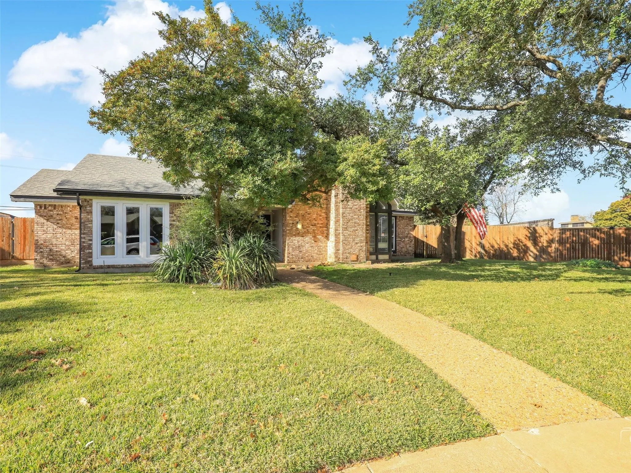 View of front of house featuring a front yard
