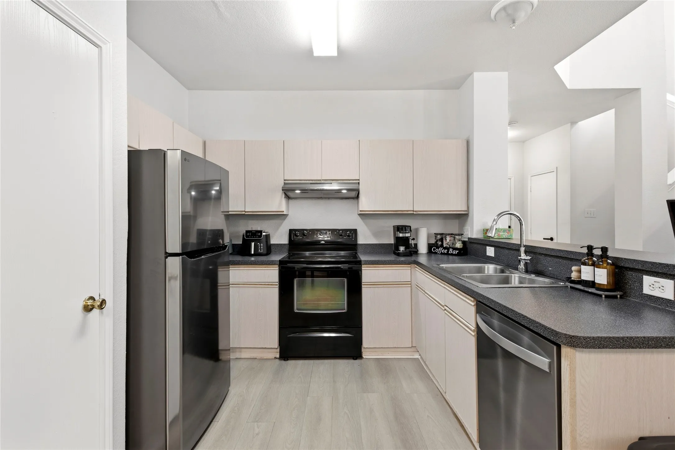 Townhouse For Rent in Tarrant County , 1081 Enfilar Lane, Arlington, Texas 76017, 3 Bedroom, 3 Bathroom, 2 Garage spaces, 1,404 Sqft, built in 2000, mls#21363329, Real Estate Agent in Arlington, Homes For Rent in Tarrant county, Homes For Rent in Arlington, Realtor in Arlington Texas, Real Estate Brokerage Independent Realty Texas, Luminita Cordes Realtor