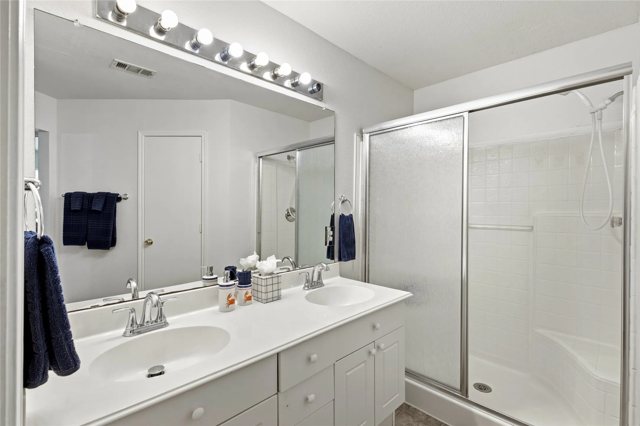 Townhouse For Rent in Tarrant County , 1081 Enfilar Lane, Arlington, Texas 76017, 3 Bedroom, 3 Bathroom, 2 Garage spaces, 1,404 Sqft, built in 2000, mls#21363329, Real Estate Agent in Arlington, Homes For Rent in Tarrant county, Homes For Rent in Arlington, Realtor in Arlington Texas, Real Estate Brokerage Independent Realty Texas, Luminita Cordes Realtor
