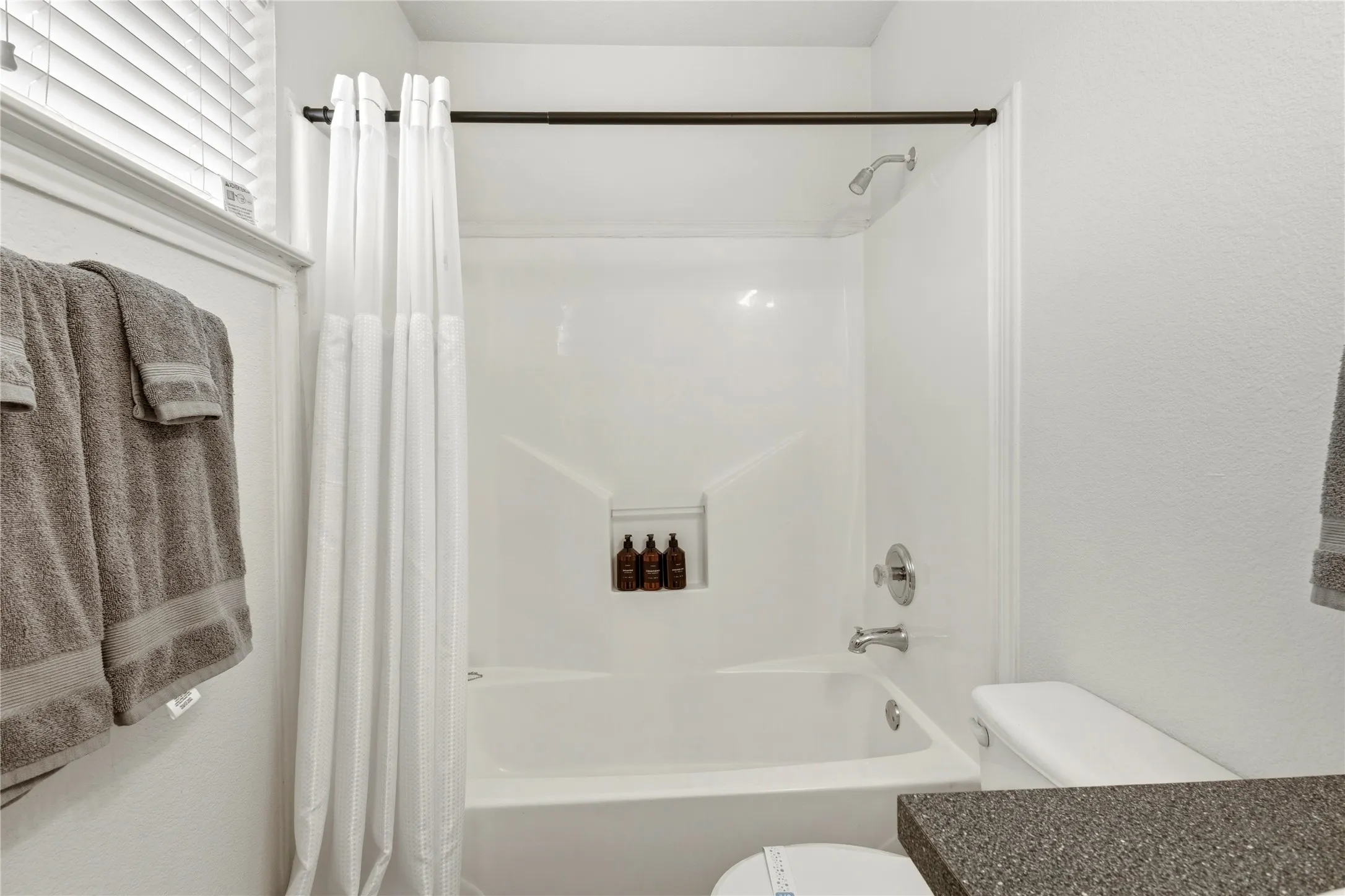 Townhouse For Rent in Tarrant County , 1081 Enfilar Lane, Arlington, Texas 76017, 3 Bedroom, 3 Bathroom, 2 Garage spaces, 1,404 Sqft, built in 2000, mls#21363329, Real Estate Agent in Arlington, Homes For Rent in Tarrant county, Homes For Rent in Arlington, Realtor in Arlington Texas, Real Estate Brokerage Independent Realty Texas, Luminita Cordes Realtor