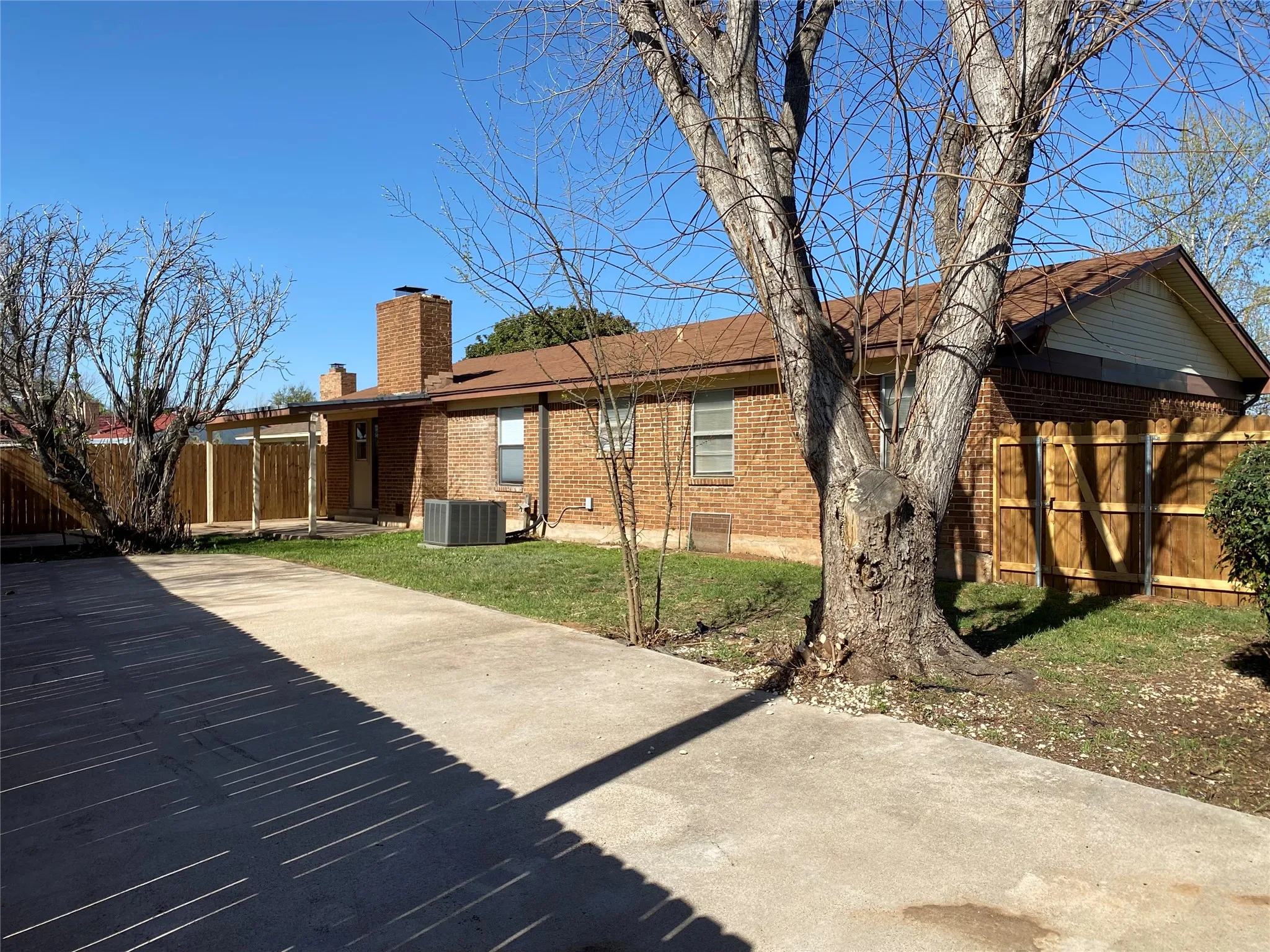 Single Family Residence For Rent in Taylor County , 4841 Oaklawn Drive, Abilene, Texas 79606, 3 Bedroom, 2 Bathroom, 2 Garage spaces, 1,674 Sqft, built in 1975, mls#21363296, Real Estate Agent in Abilene, Homes For Rent in Taylor county, Homes For Rent in Abilene, Realtor in Abilene Texas, Real Estate Brokerage Independent Realty Texas, Luminita Cordes Realtor