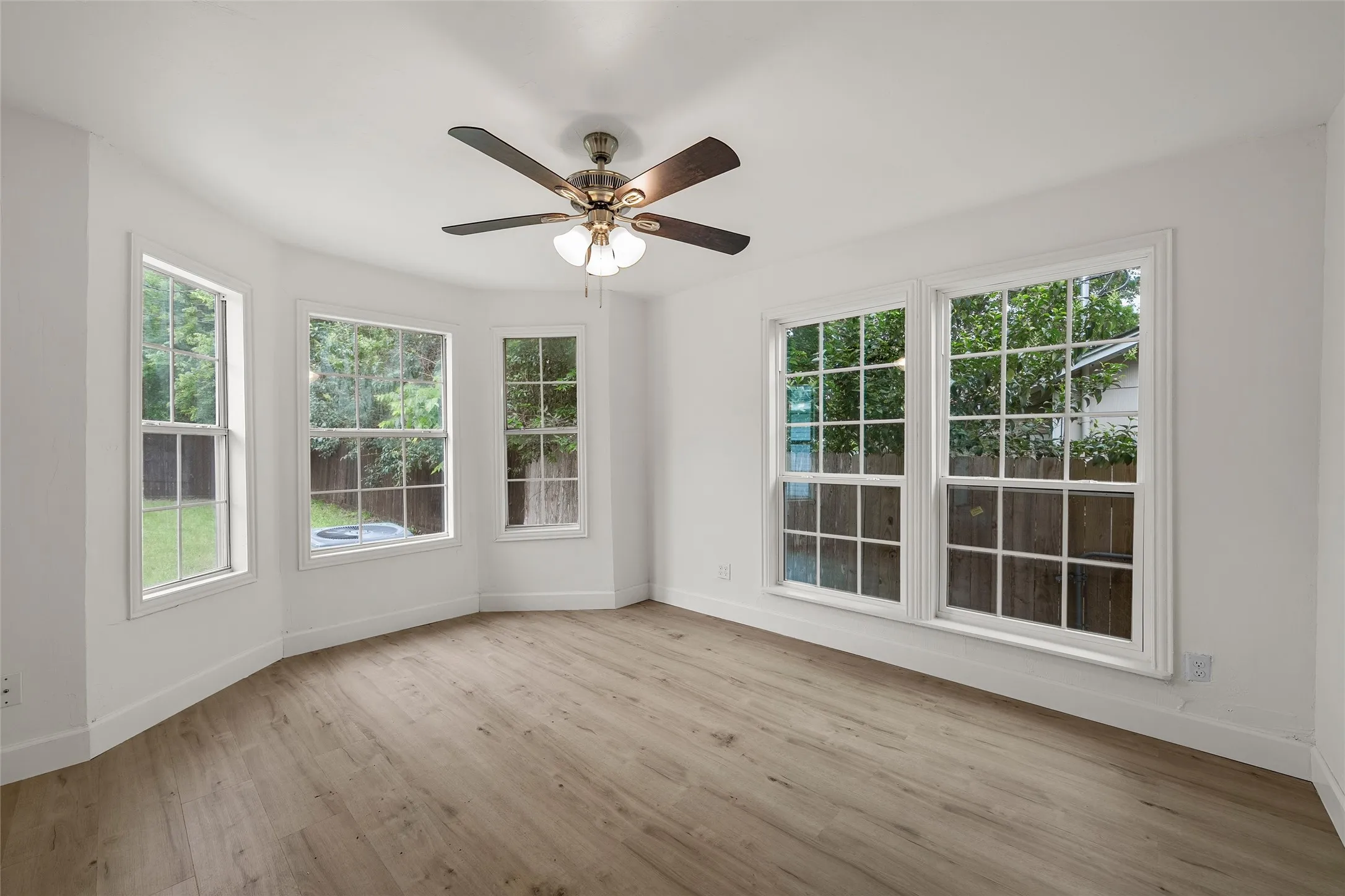 Single Family Residence For Sale in Bell County , 1211 S 17th Street, Temple, Texas 76504, 4 Bedroom, 3 Bathroom, Garage spaces, 1,683 Sqft, built in 1949, mls#21363125, Real Estate Agent in Temple, Homes For Sale in Bell county, Homes For Sale in Temple, Realtor in Temple Texas, Real Estate Brokerage Independent Realty Texas, Luminita Cordes Realtor