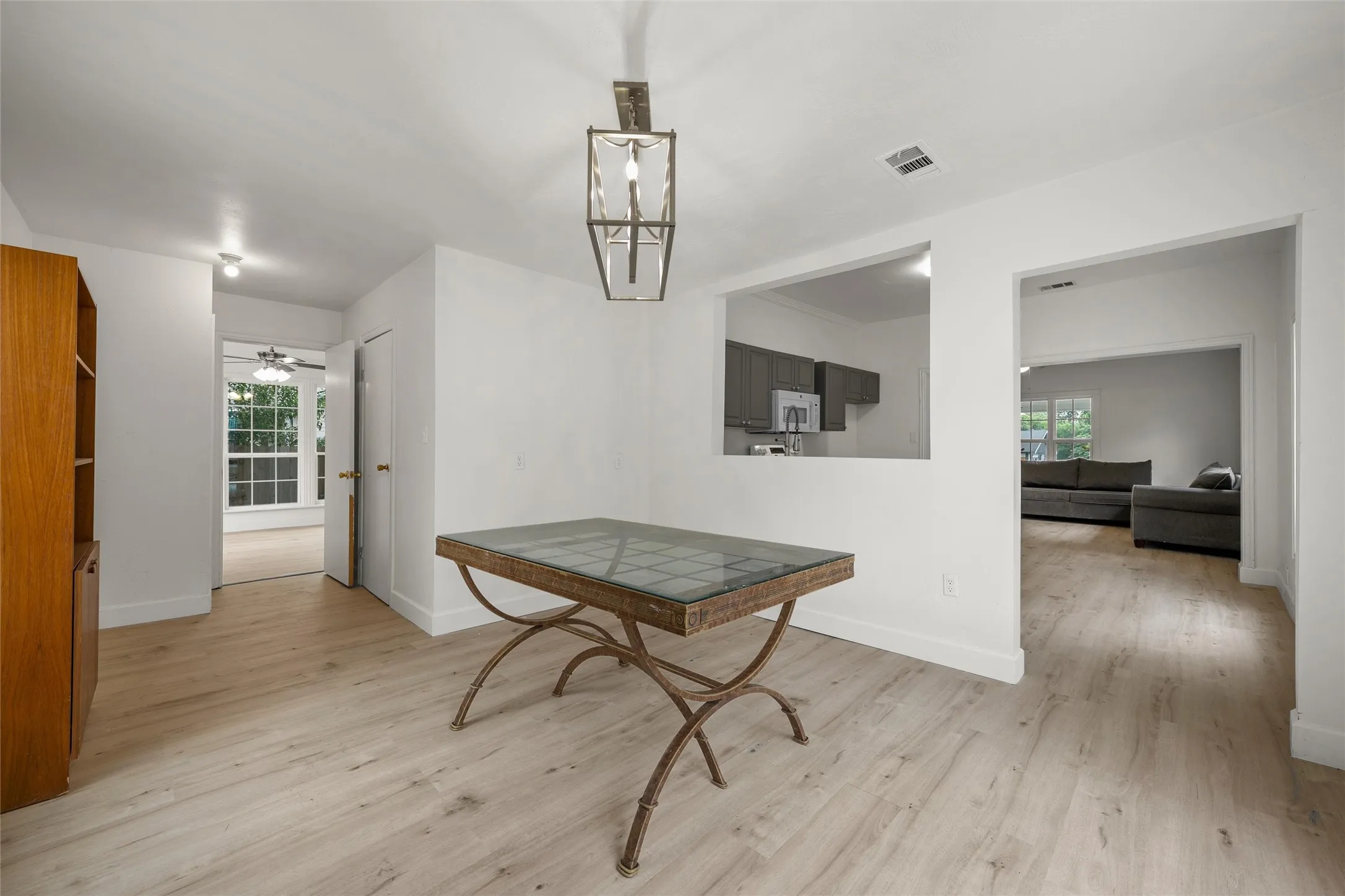 Single Family Residence For Sale in Bell County , 1211 S 17th Street, Temple, Texas 76504, 4 Bedroom, 3 Bathroom, Garage spaces, 1,683 Sqft, built in 1949, mls#21363125, Real Estate Agent in Temple, Homes For Sale in Bell county, Homes For Sale in Temple, Realtor in Temple Texas, Real Estate Brokerage Independent Realty Texas, Luminita Cordes Realtor