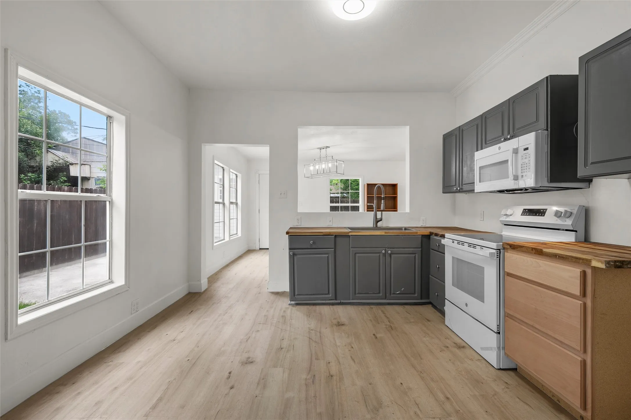 Single Family Residence For Sale in Bell County , 1211 S 17th Street, Temple, Texas 76504, 4 Bedroom, 3 Bathroom, Garage spaces, 1,683 Sqft, built in 1949, mls#21363125, Real Estate Agent in Temple, Homes For Sale in Bell county, Homes For Sale in Temple, Realtor in Temple Texas, Real Estate Brokerage Independent Realty Texas, Luminita Cordes Realtor
