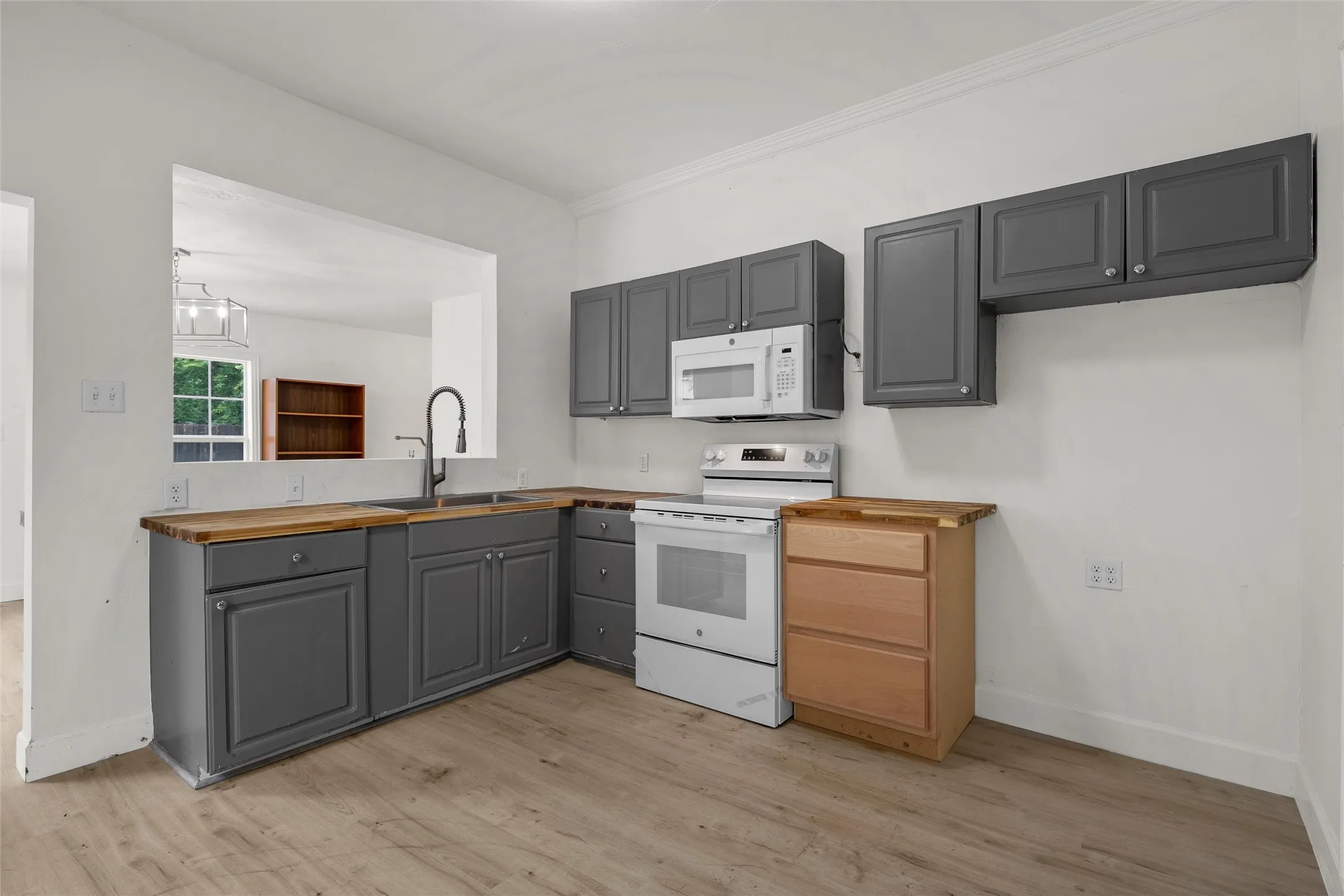 Single Family Residence For Sale in Bell County , 1211 S 17th Street, Temple, Texas 76504, 4 Bedroom, 3 Bathroom, Garage spaces, 1,683 Sqft, built in 1949, mls#21363125, Real Estate Agent in Temple, Homes For Sale in Bell county, Homes For Sale in Temple, Realtor in Temple Texas, Real Estate Brokerage Independent Realty Texas, Luminita Cordes Realtor