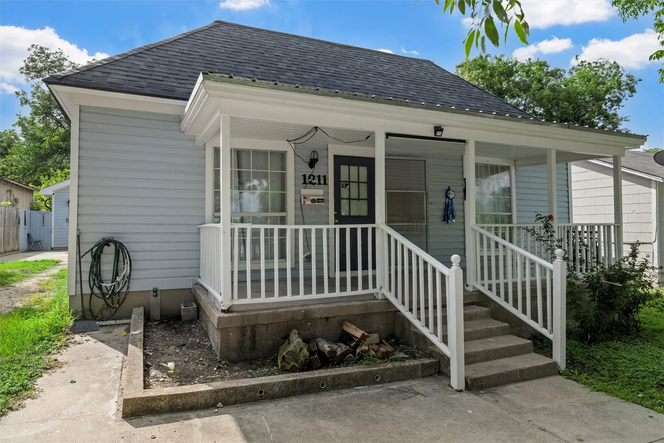 Single Family Residence For Sale in Bell County , 1211 S 17th Street, Temple, Texas 76504, 4 Bedroom, 3 Bathroom, Garage spaces, 1,683 Sqft, built in 1949, mls#21363125, Real Estate Agent in Temple, Homes For Sale in Bell county, Homes For Sale in Temple, Realtor in Temple Texas, Real Estate Brokerage Independent Realty Texas, Luminita Cordes Realtor