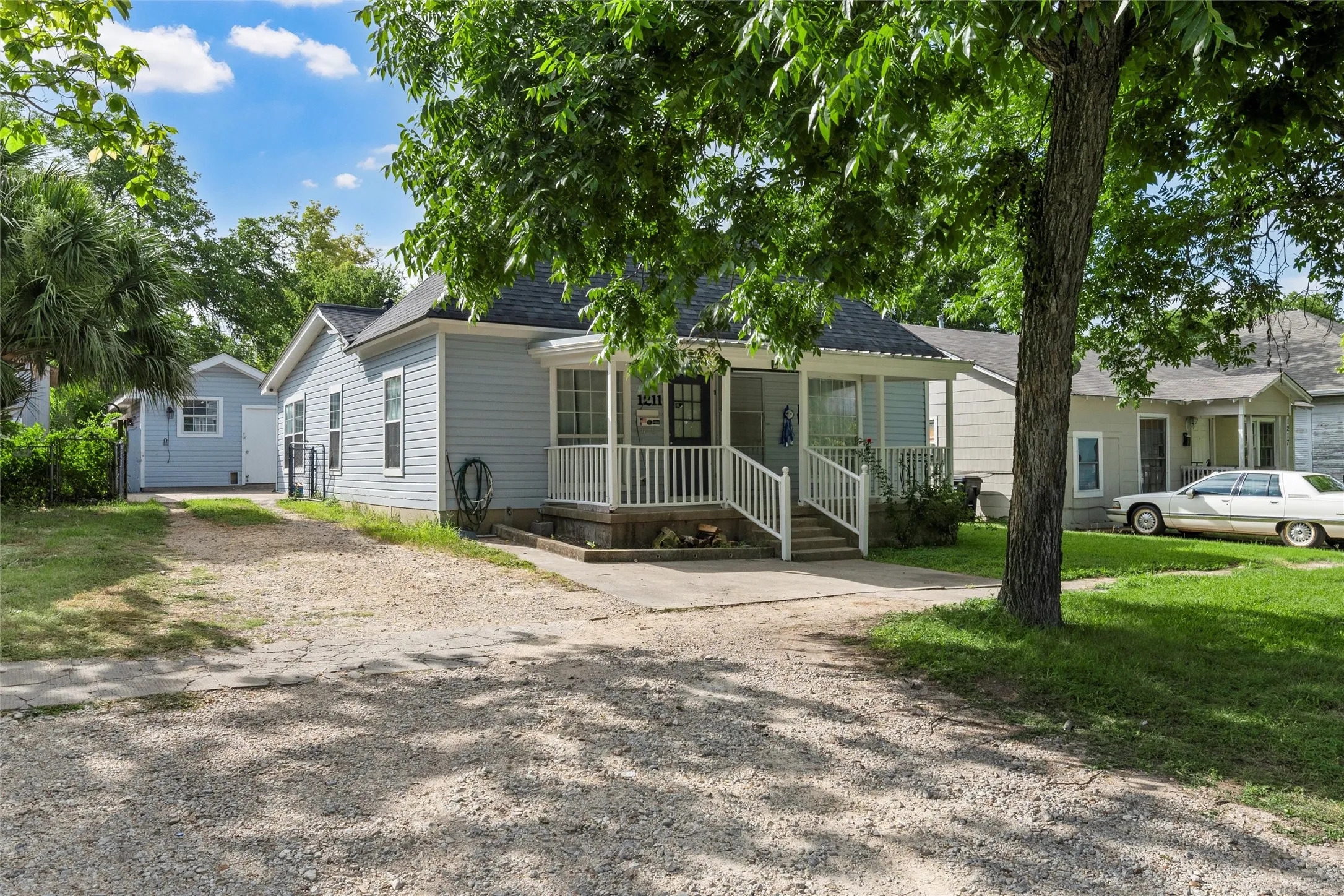 Single Family Residence For Sale in Bell County , 1211 S 17th Street, Temple, Texas 76504, 4 Bedroom, 3 Bathroom, Garage spaces, 1,683 Sqft, built in 1949, mls#21363125, Real Estate Agent in Temple, Homes For Sale in Bell county, Homes For Sale in Temple, Realtor in Temple Texas, Real Estate Brokerage Independent Realty Texas, Luminita Cordes Realtor