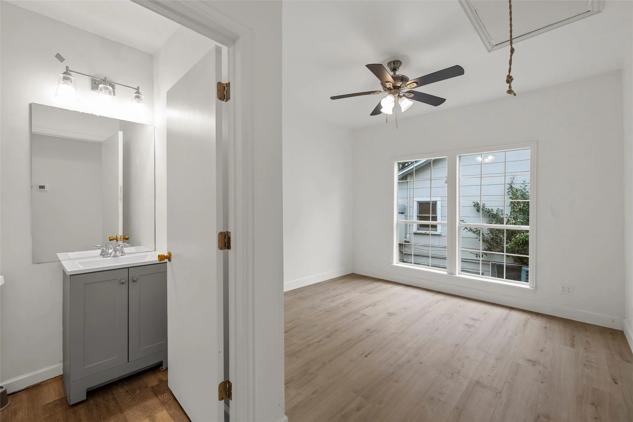 Single Family Residence For Sale in Bell County , 1211 S 17th Street, Temple, Texas 76504, 4 Bedroom, 3 Bathroom, Garage spaces, 1,683 Sqft, built in 1949, mls#21363125, Real Estate Agent in Temple, Homes For Sale in Bell county, Homes For Sale in Temple, Realtor in Temple Texas, Real Estate Brokerage Independent Realty Texas, Luminita Cordes Realtor