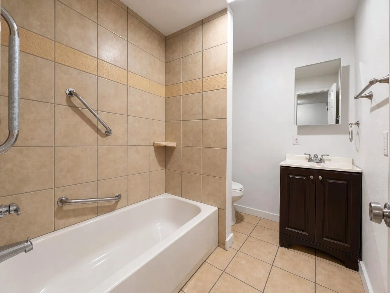 Apartment For Rent in Tarrant County , 933 Gillham Road 935, Fort Worth, Texas 76114, 1 Bedroom, 1 Bathroom, 1 Garage spaces, 650 Sqft, built in 1937, mls#21363342, Real Estate Agent in Fort Worth, Homes For Rent in Tarrant county, Homes For Rent in Fort Worth, Realtor in Fort Worth Texas, Real Estate Brokerage Independent Realty Texas, Luminita Cordes Realtor