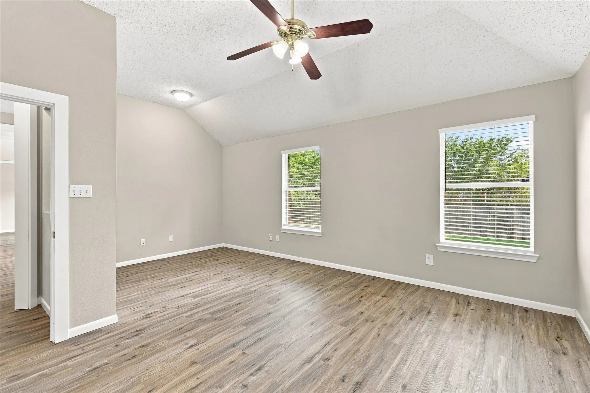 Single Family Residence For Sale in Tarrant County , 324 Camp Creek Drive, Arlington, Texas 76002, 4 Bedroom, 2 Bathroom, 2 Garage spaces, 2,097 Sqft, built in 2000, mls#21363324, Real Estate Agent in Arlington, Homes For Sale in Tarrant county, Homes For Sale in Arlington, Realtor in Arlington Texas, Real Estate Brokerage Independent Realty Texas, Luminita Cordes Realtor
