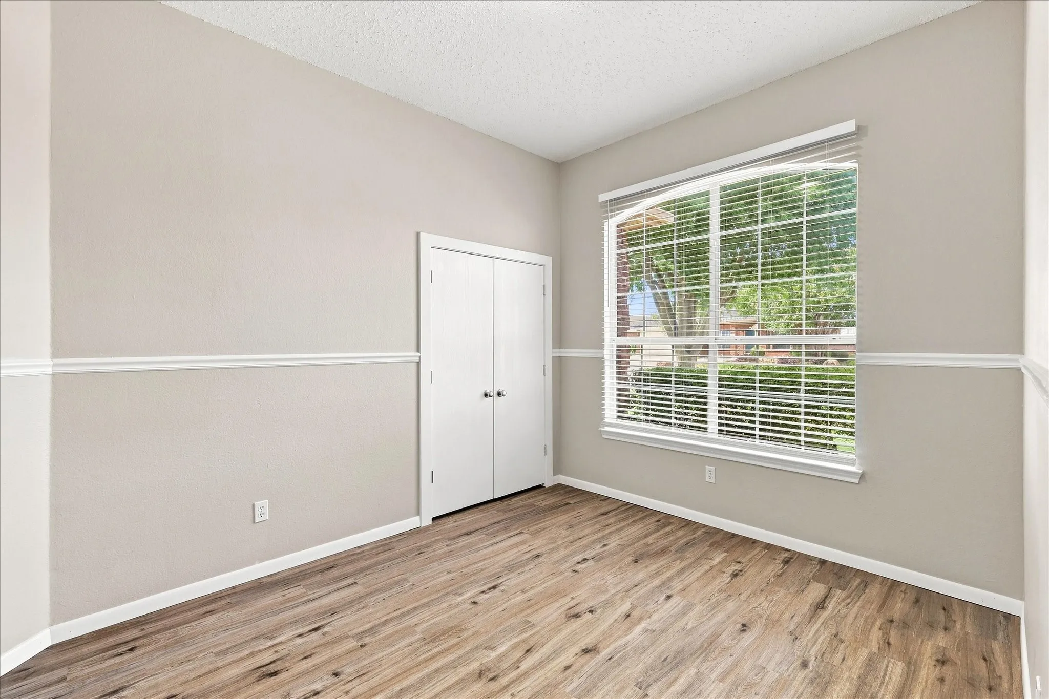 Single Family Residence For Sale in Tarrant County , 324 Camp Creek Drive, Arlington, Texas 76002, 4 Bedroom, 2 Bathroom, 2 Garage spaces, 2,097 Sqft, built in 2000, mls#21363324, Real Estate Agent in Arlington, Homes For Sale in Tarrant county, Homes For Sale in Arlington, Realtor in Arlington Texas, Real Estate Brokerage Independent Realty Texas, Luminita Cordes Realtor