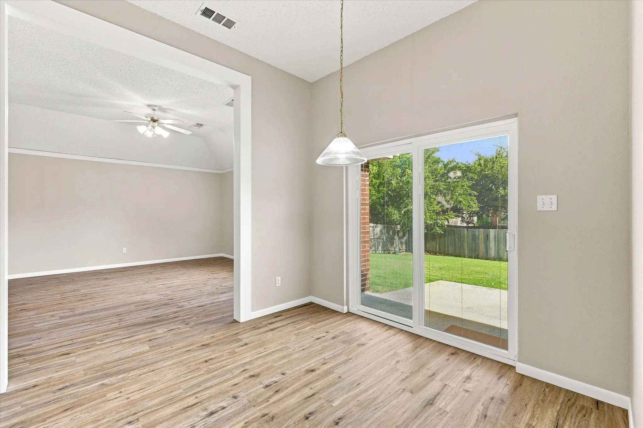 Single Family Residence For Sale in Tarrant County , 324 Camp Creek Drive, Arlington, Texas 76002, 4 Bedroom, 2 Bathroom, 2 Garage spaces, 2,097 Sqft, built in 2000, mls#21363324, Real Estate Agent in Arlington, Homes For Sale in Tarrant county, Homes For Sale in Arlington, Realtor in Arlington Texas, Real Estate Brokerage Independent Realty Texas, Luminita Cordes Realtor
