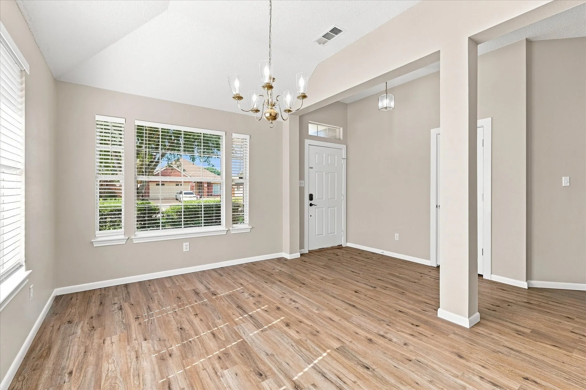 Single Family Residence For Sale in Tarrant County , 324 Camp Creek Drive, Arlington, Texas 76002, 4 Bedroom, 2 Bathroom, 2 Garage spaces, 2,097 Sqft, built in 2000, mls#21363324, Real Estate Agent in Arlington, Homes For Sale in Tarrant county, Homes For Sale in Arlington, Realtor in Arlington Texas, Real Estate Brokerage Independent Realty Texas, Luminita Cordes Realtor