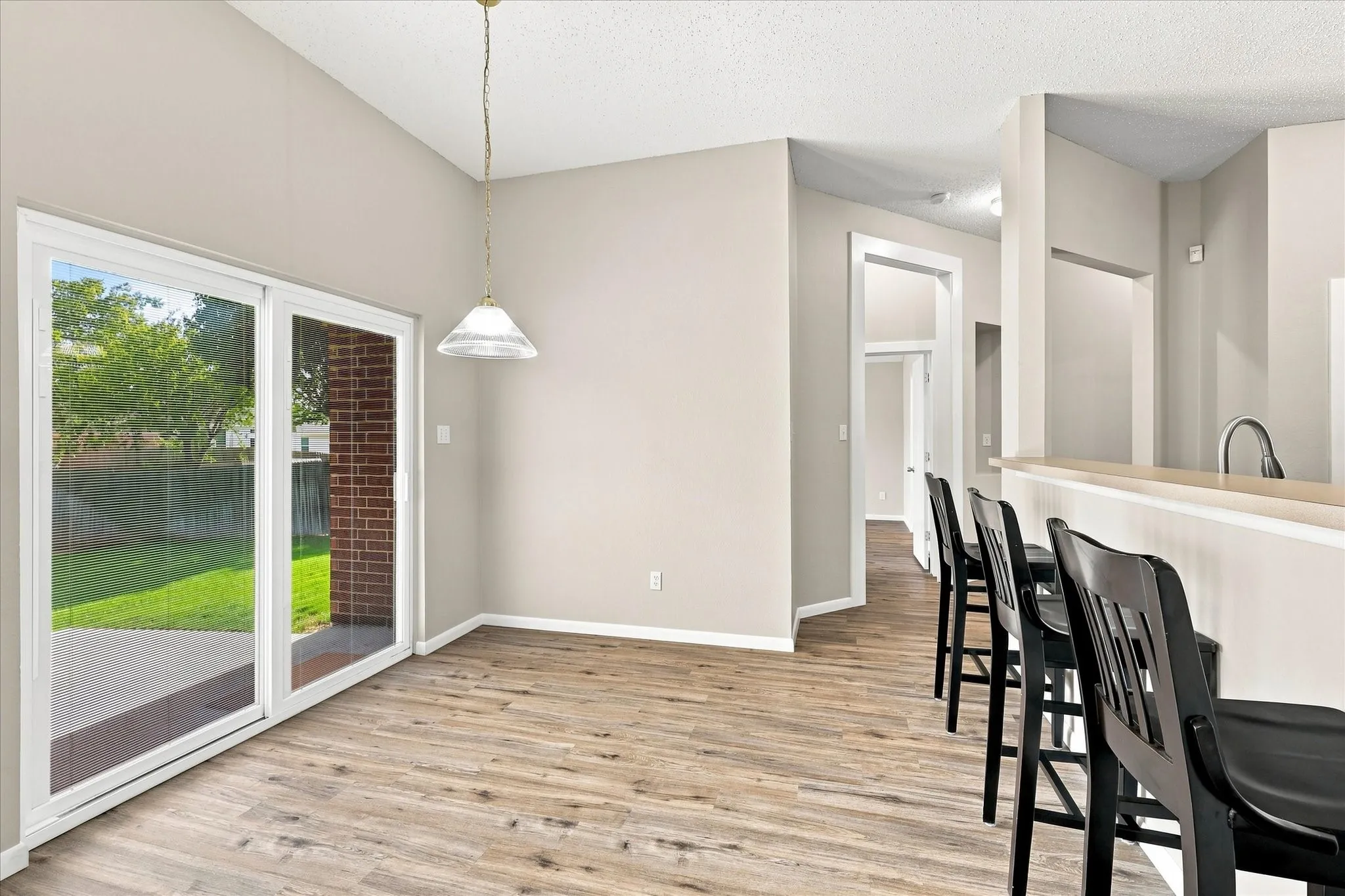 Single Family Residence For Sale in Tarrant County , 324 Camp Creek Drive, Arlington, Texas 76002, 4 Bedroom, 2 Bathroom, 2 Garage spaces, 2,097 Sqft, built in 2000, mls#21363324, Real Estate Agent in Arlington, Homes For Sale in Tarrant county, Homes For Sale in Arlington, Realtor in Arlington Texas, Real Estate Brokerage Independent Realty Texas, Luminita Cordes Realtor