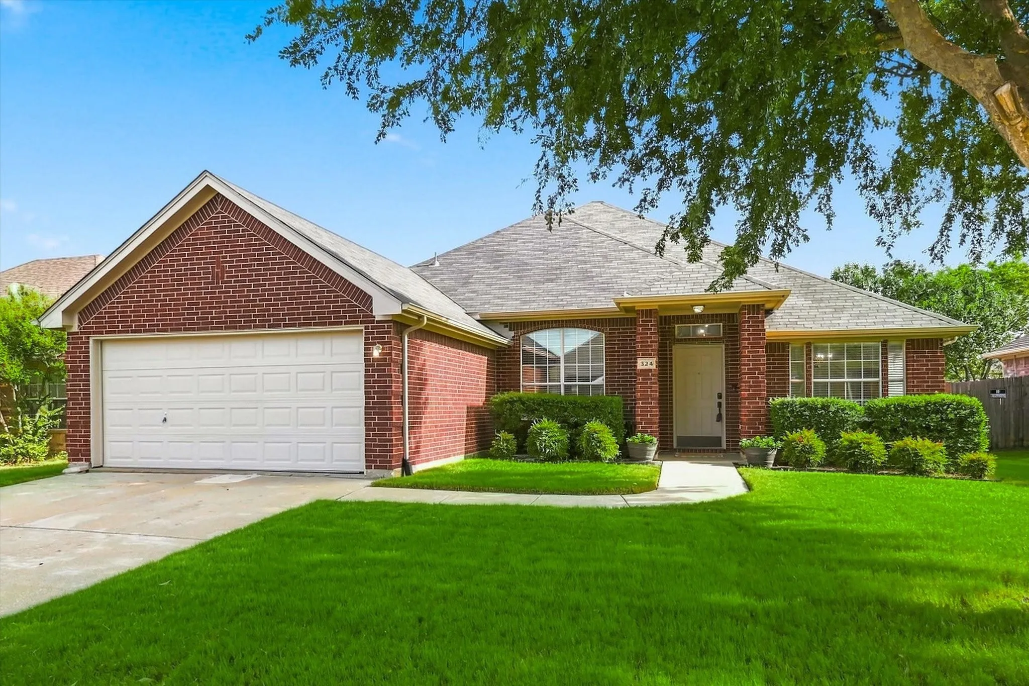Single Family Residence For Sale in Tarrant County , 324 Camp Creek Drive, Arlington, Texas 76002, 4 Bedroom, 2 Bathroom, 2 Garage spaces, 2,097 Sqft, built in 2000, mls#21363324, Real Estate Agent in Arlington, Homes For Sale in Tarrant county, Homes For Sale in Arlington, Realtor in Arlington Texas, Real Estate Brokerage Independent Realty Texas, Luminita Cordes Realtor