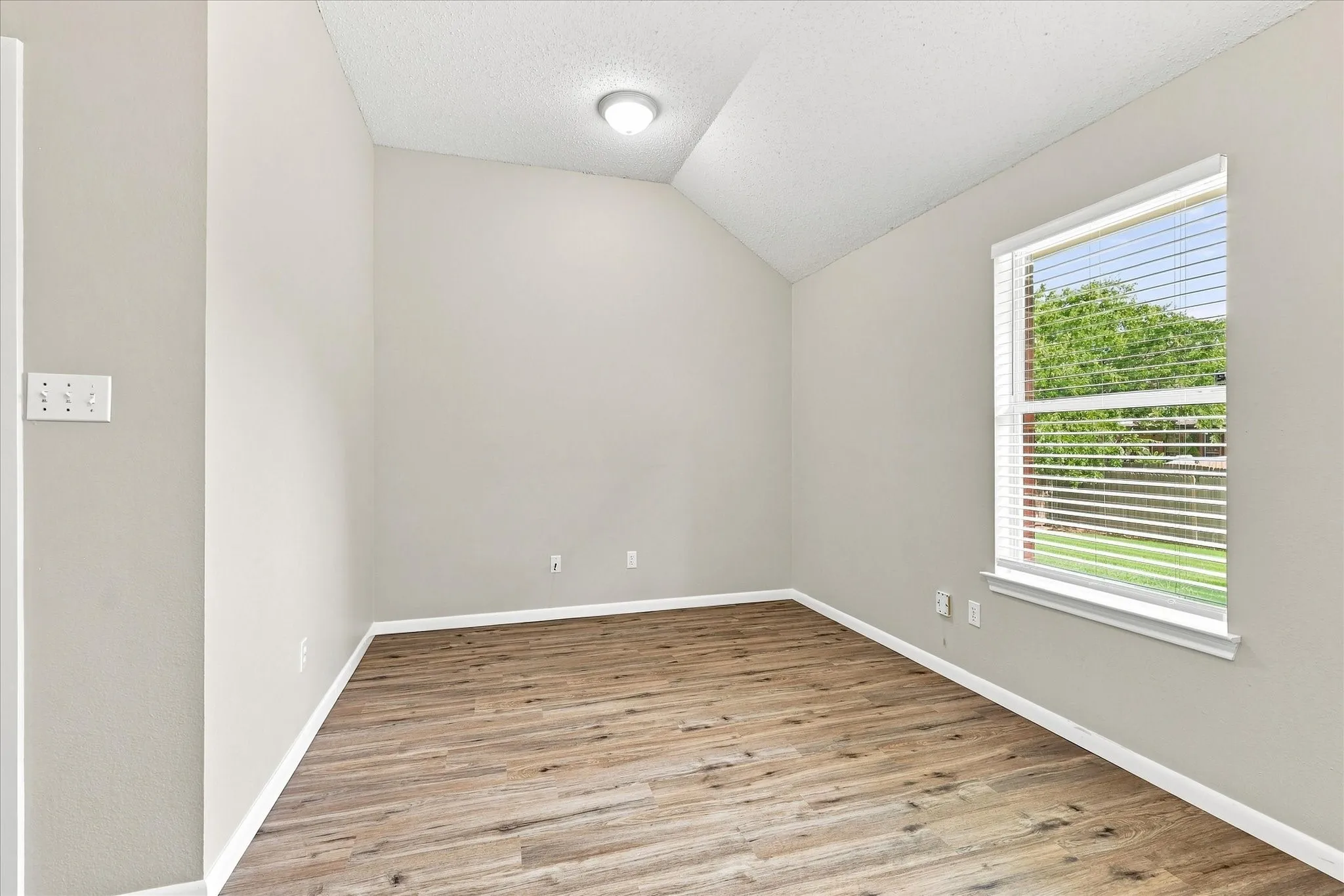 Single Family Residence For Sale in Tarrant County , 324 Camp Creek Drive, Arlington, Texas 76002, 4 Bedroom, 2 Bathroom, 2 Garage spaces, 2,097 Sqft, built in 2000, mls#21363324, Real Estate Agent in Arlington, Homes For Sale in Tarrant county, Homes For Sale in Arlington, Realtor in Arlington Texas, Real Estate Brokerage Independent Realty Texas, Luminita Cordes Realtor