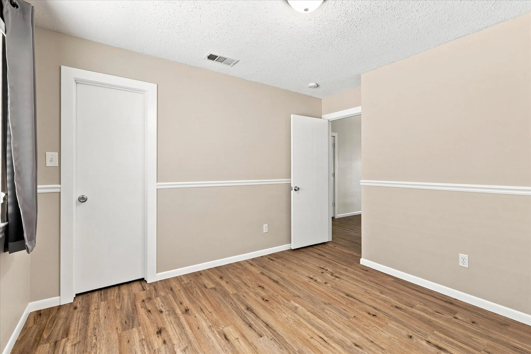 Single Family Residence For Sale in Tarrant County , 324 Camp Creek Drive, Arlington, Texas 76002, 4 Bedroom, 2 Bathroom, 2 Garage spaces, 2,097 Sqft, built in 2000, mls#21363324, Real Estate Agent in Arlington, Homes For Sale in Tarrant county, Homes For Sale in Arlington, Realtor in Arlington Texas, Real Estate Brokerage Independent Realty Texas, Luminita Cordes Realtor