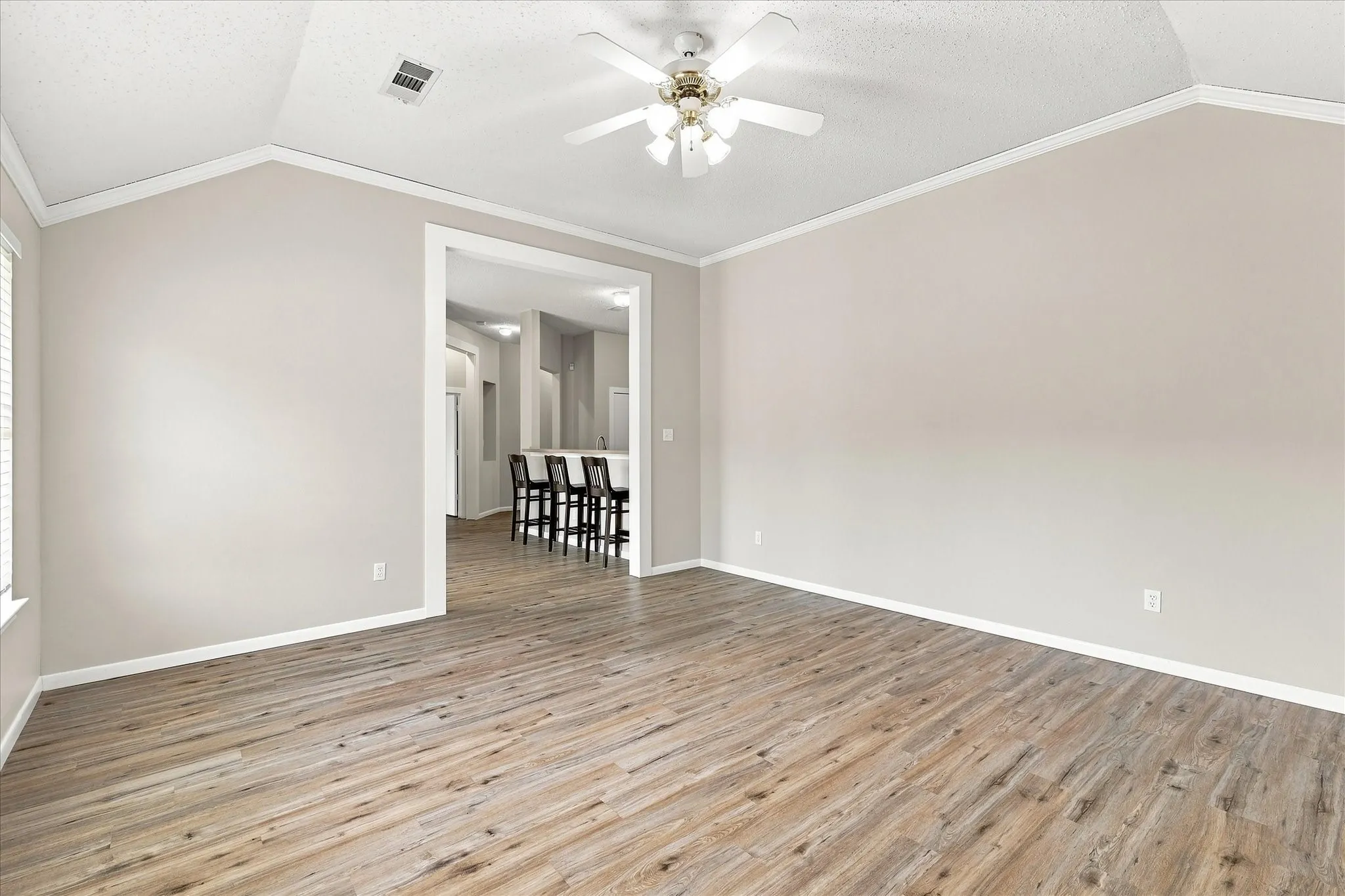 Single Family Residence For Sale in Tarrant County , 324 Camp Creek Drive, Arlington, Texas 76002, 4 Bedroom, 2 Bathroom, 2 Garage spaces, 2,097 Sqft, built in 2000, mls#21363324, Real Estate Agent in Arlington, Homes For Sale in Tarrant county, Homes For Sale in Arlington, Realtor in Arlington Texas, Real Estate Brokerage Independent Realty Texas, Luminita Cordes Realtor