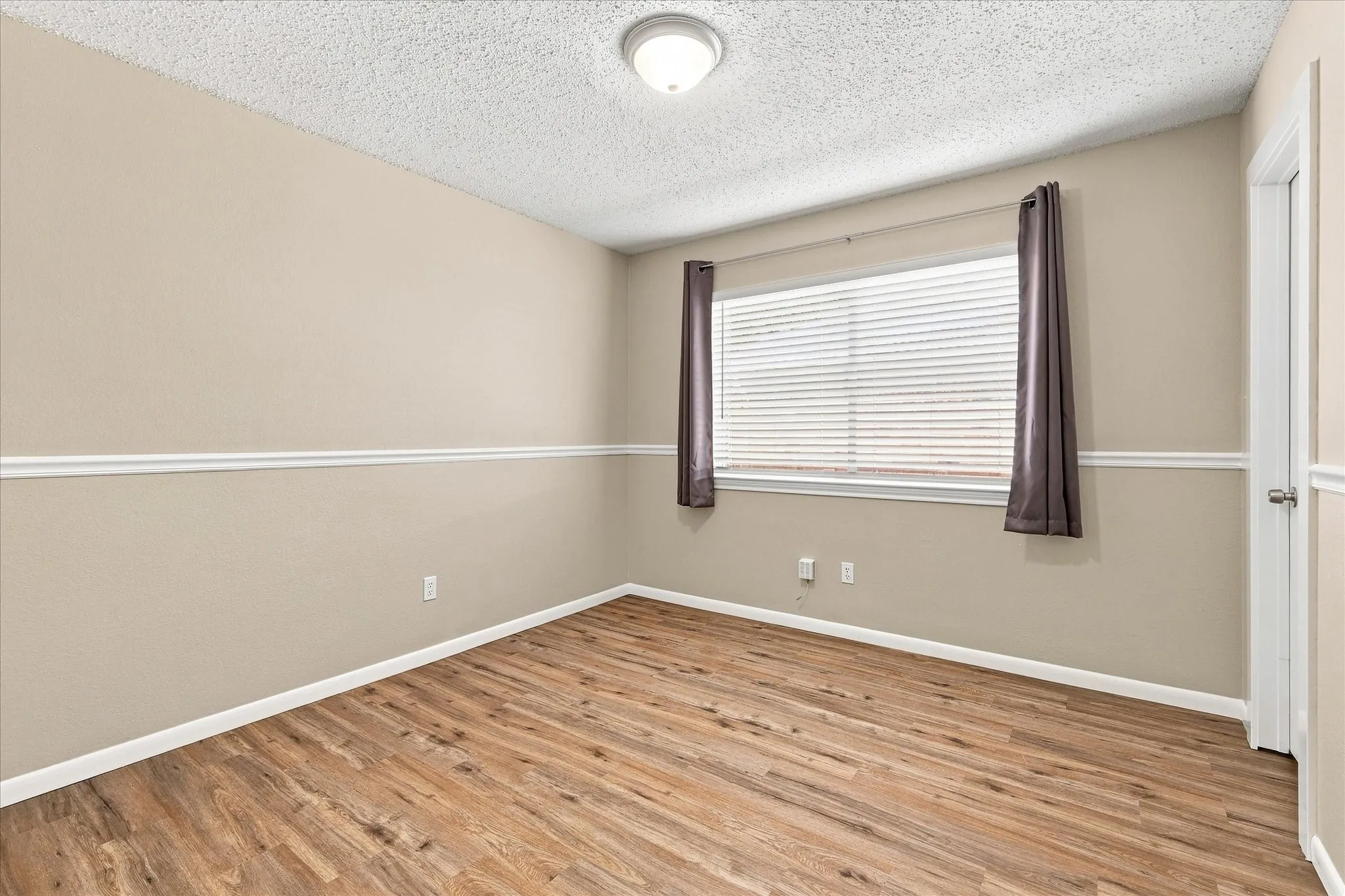 Single Family Residence For Sale in Tarrant County , 324 Camp Creek Drive, Arlington, Texas 76002, 4 Bedroom, 2 Bathroom, 2 Garage spaces, 2,097 Sqft, built in 2000, mls#21363324, Real Estate Agent in Arlington, Homes For Sale in Tarrant county, Homes For Sale in Arlington, Realtor in Arlington Texas, Real Estate Brokerage Independent Realty Texas, Luminita Cordes Realtor