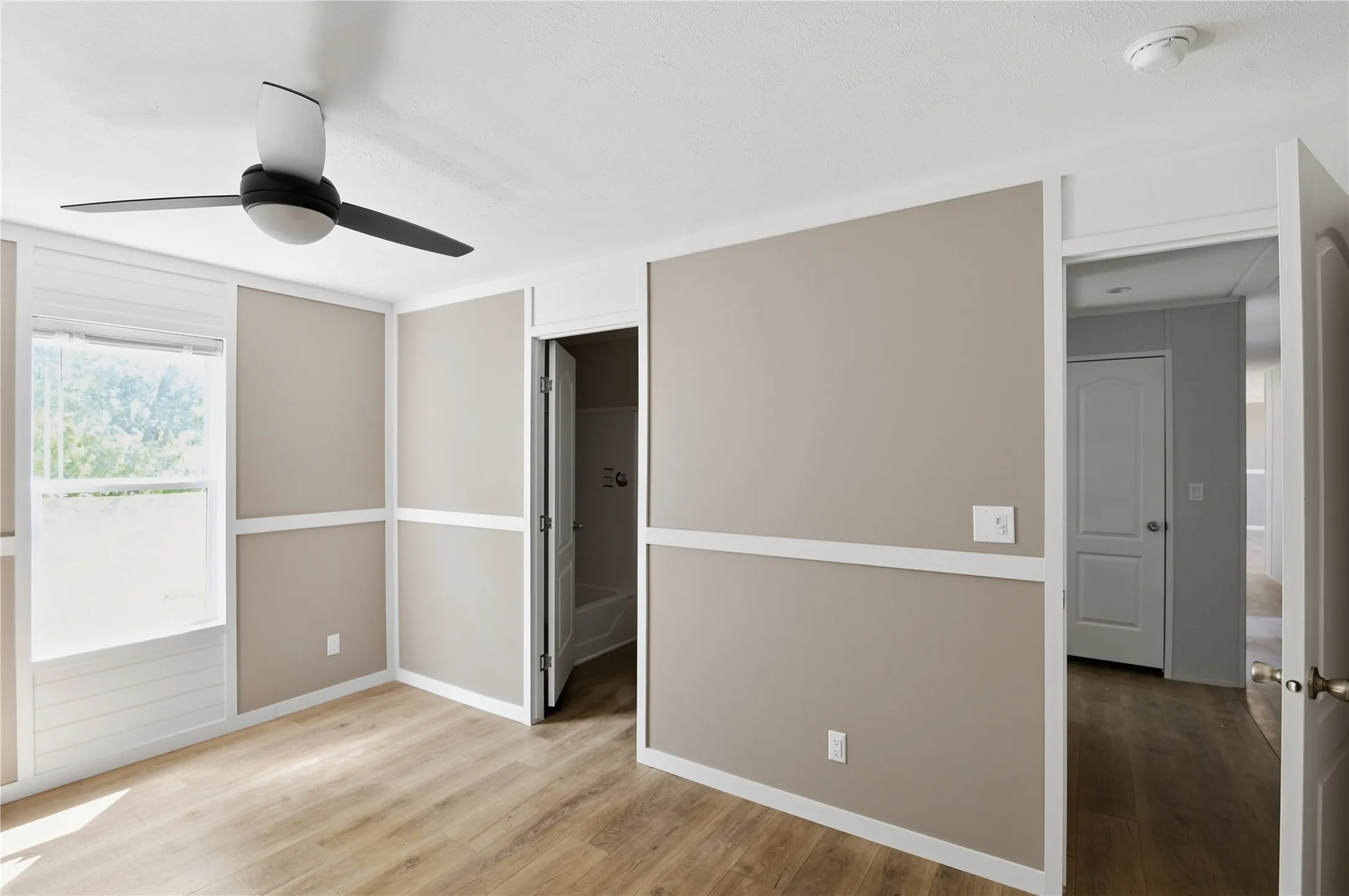 5th bedroom w/ensuite bath (No closet)