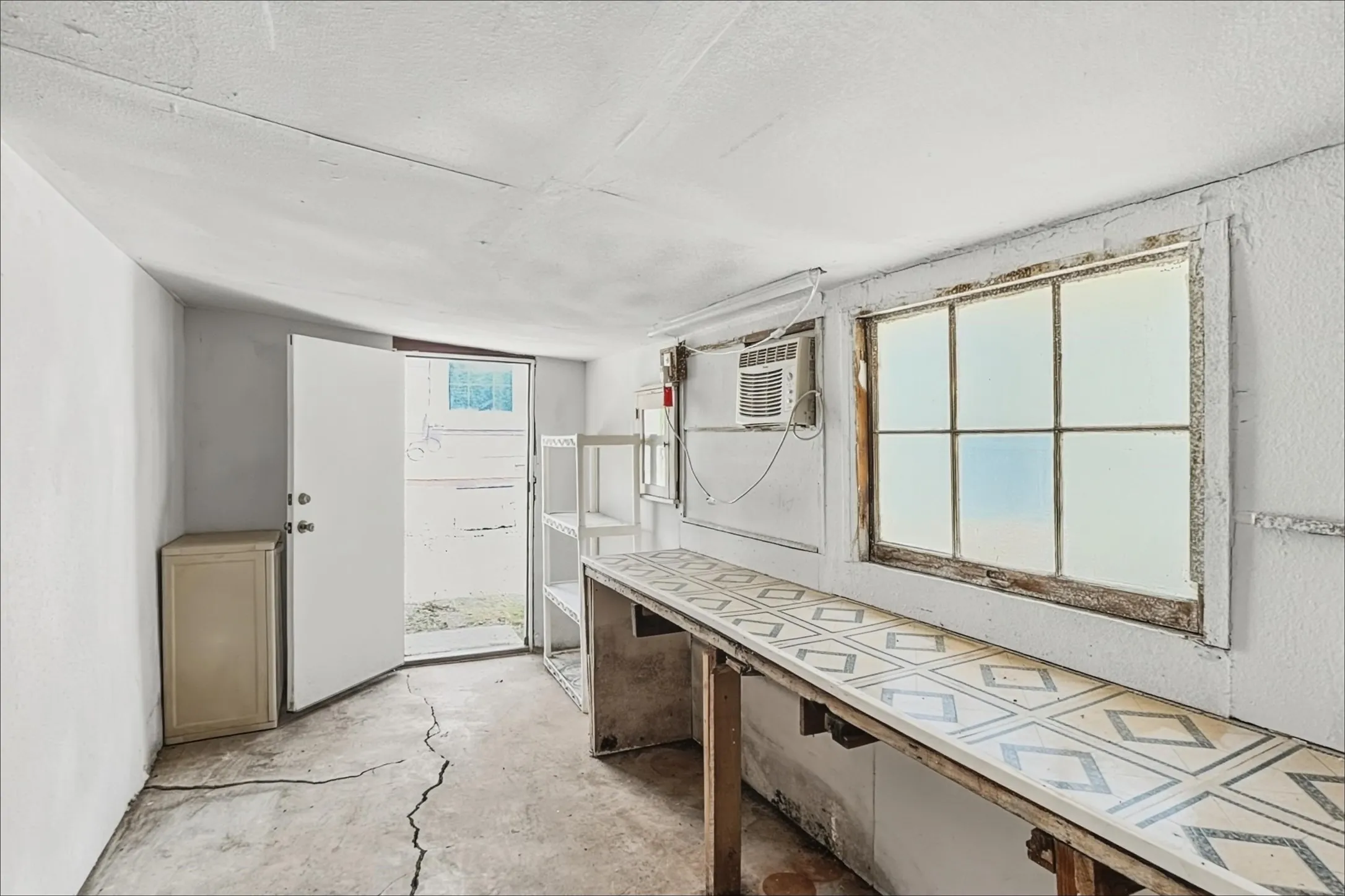 Single Family Residence For Rent in Tarrant County , 3624 Frazier Avenue, Fort Worth, Texas 76110, 2 Bedroom, 1 Bathroom, 1 Garage spaces, 796 Sqft, built in 1939, mls#21363357, Real Estate Agent in Fort Worth, Homes For Rent in Tarrant county, Homes For Rent in Fort Worth, Realtor in Fort Worth Texas, Real Estate Brokerage Independent Realty Texas, Luminita Cordes Realtor