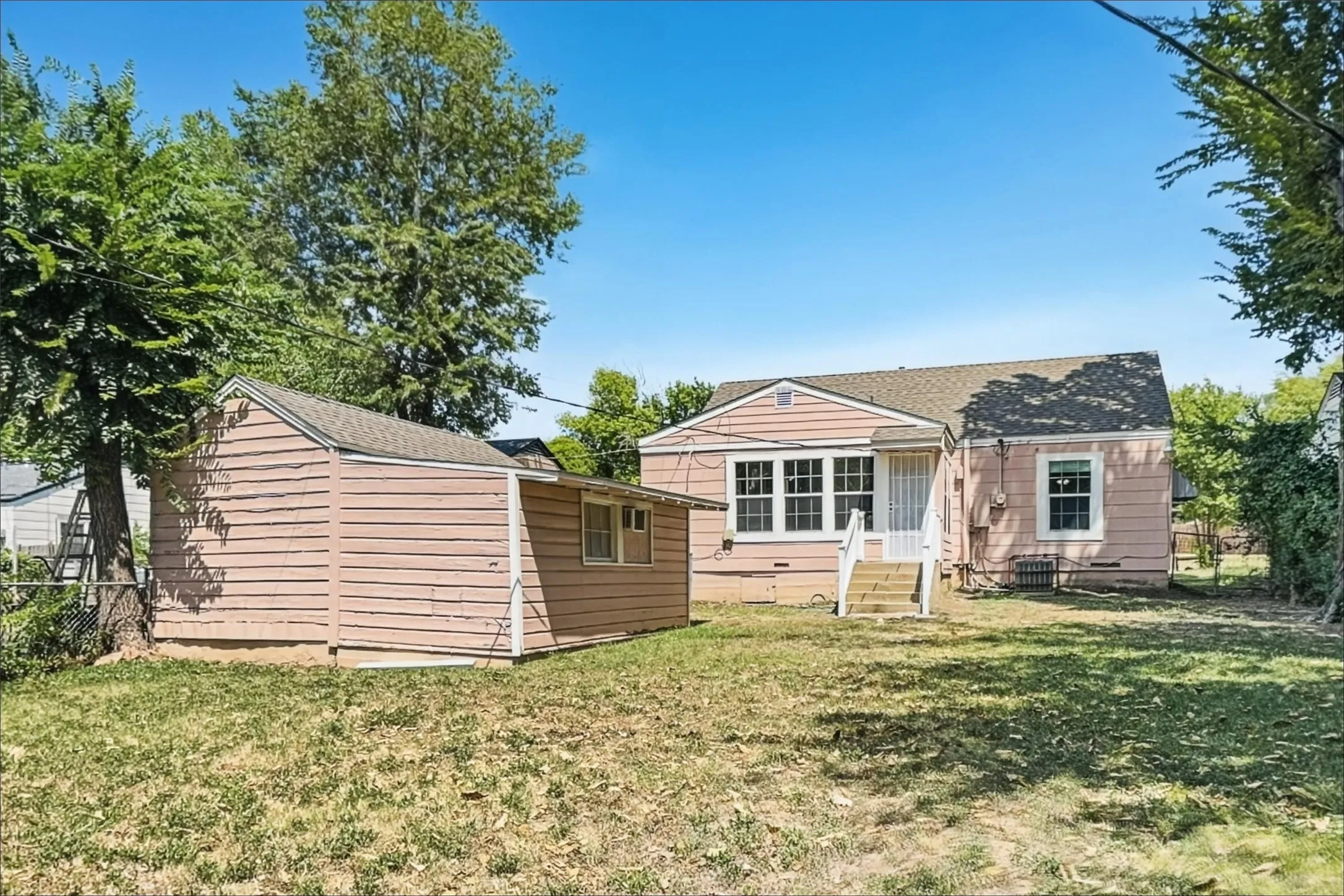 Single Family Residence For Rent in Tarrant County , 3624 Frazier Avenue, Fort Worth, Texas 76110, 2 Bedroom, 1 Bathroom, 1 Garage spaces, 796 Sqft, built in 1939, mls#21363357, Real Estate Agent in Fort Worth, Homes For Rent in Tarrant county, Homes For Rent in Fort Worth, Realtor in Fort Worth Texas, Real Estate Brokerage Independent Realty Texas, Luminita Cordes Realtor