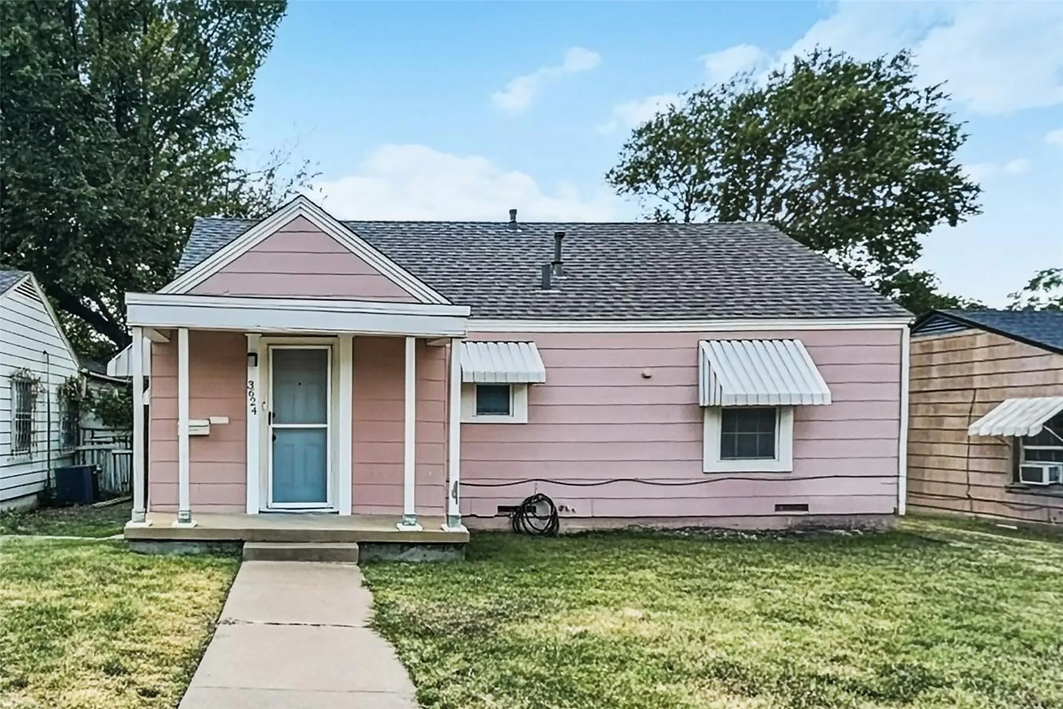 Single Family Residence For Rent in Tarrant County , 3624 Frazier Avenue, Fort Worth, Texas 76110, 2 Bedroom, 1 Bathroom, 1 Garage spaces, 796 Sqft, built in 1939, mls#21363357, Real Estate Agent in Fort Worth, Homes For Rent in Tarrant county, Homes For Rent in Fort Worth, Realtor in Fort Worth Texas, Real Estate Brokerage Independent Realty Texas, Luminita Cordes Realtor