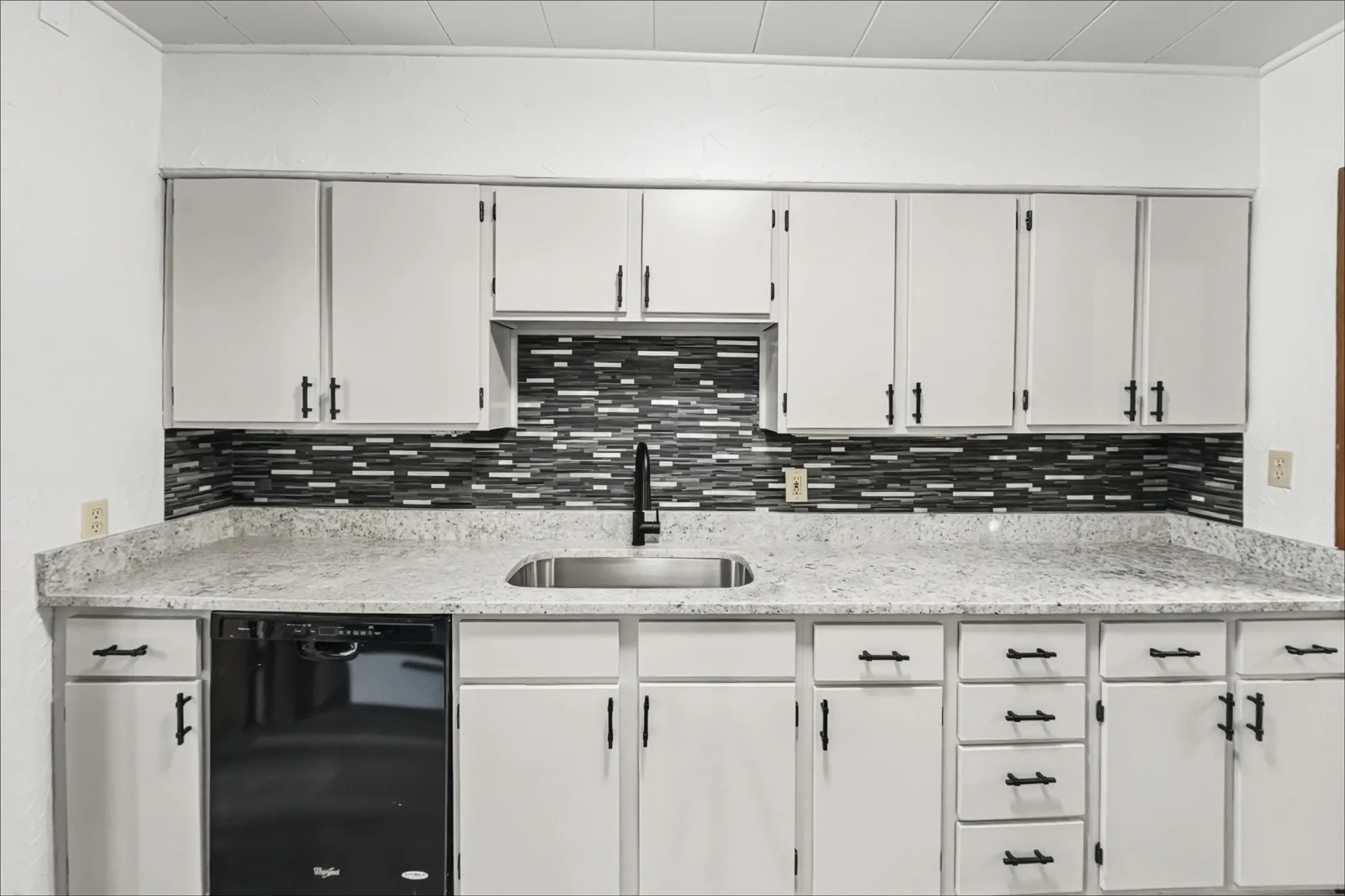 Single Family Residence For Rent in Tarrant County , 3624 Frazier Avenue, Fort Worth, Texas 76110, 2 Bedroom, 1 Bathroom, 1 Garage spaces, 796 Sqft, built in 1939, mls#21363357, Real Estate Agent in Fort Worth, Homes For Rent in Tarrant county, Homes For Rent in Fort Worth, Realtor in Fort Worth Texas, Real Estate Brokerage Independent Realty Texas, Luminita Cordes Realtor