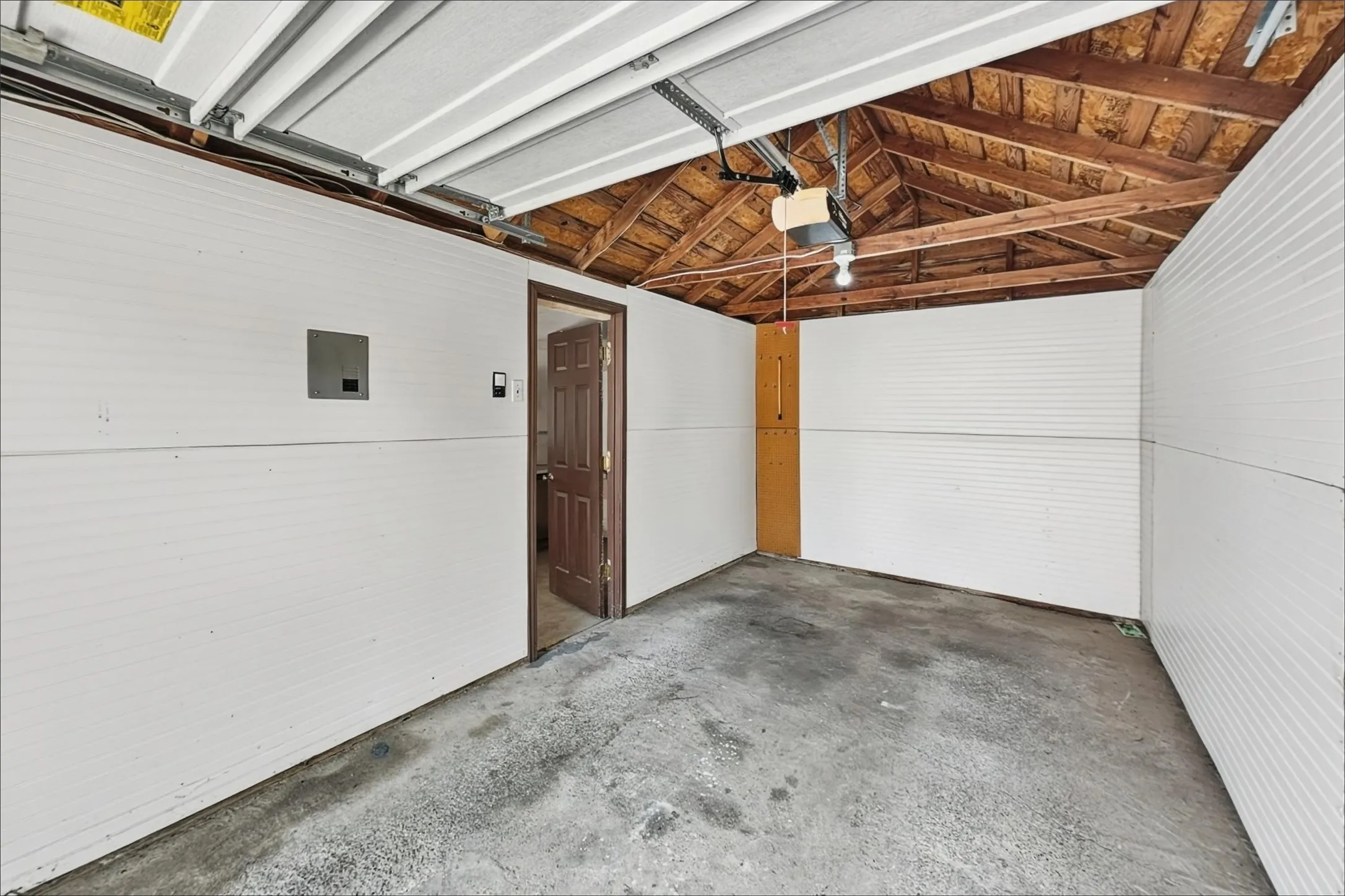 Single Family Residence For Rent in Tarrant County , 3624 Frazier Avenue, Fort Worth, Texas 76110, 2 Bedroom, 1 Bathroom, 1 Garage spaces, 796 Sqft, built in 1939, mls#21363357, Real Estate Agent in Fort Worth, Homes For Rent in Tarrant county, Homes For Rent in Fort Worth, Realtor in Fort Worth Texas, Real Estate Brokerage Independent Realty Texas, Luminita Cordes Realtor